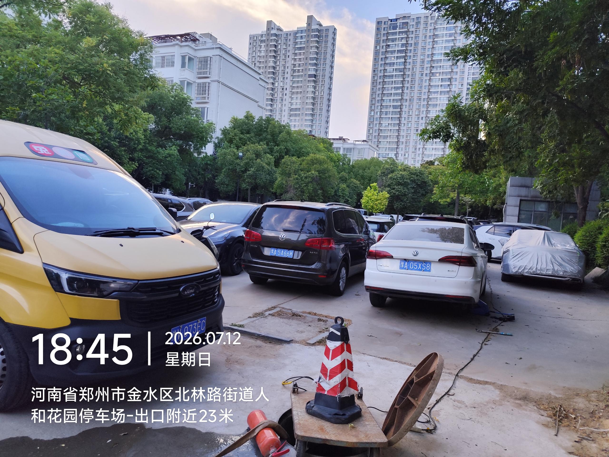 兔师傅郑州金水区人和花园停车场轮胎扎钉救援(图1)