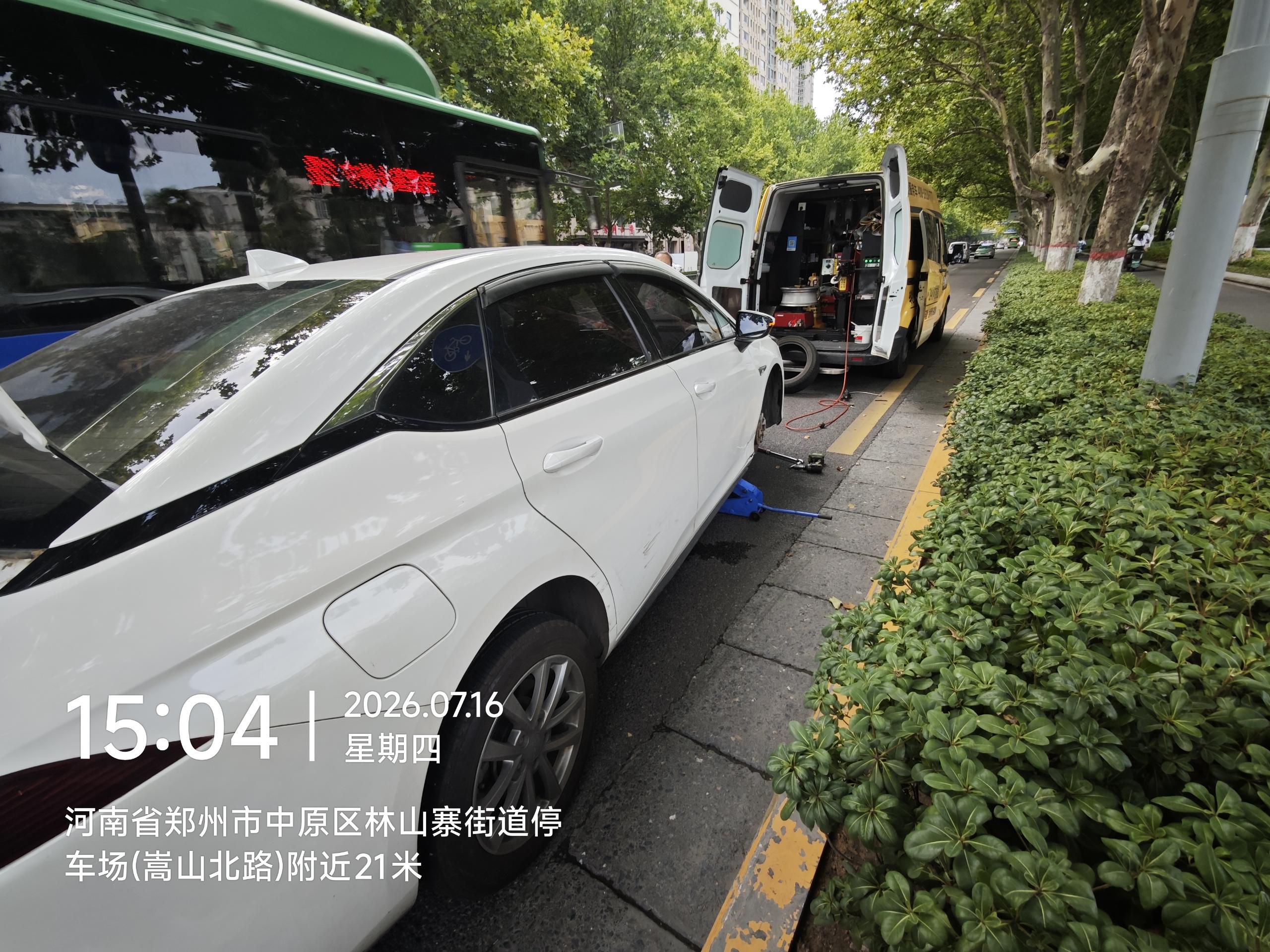兔师傅郑州中原区嵩山北路轮胎扎钉漏气救援(图1)