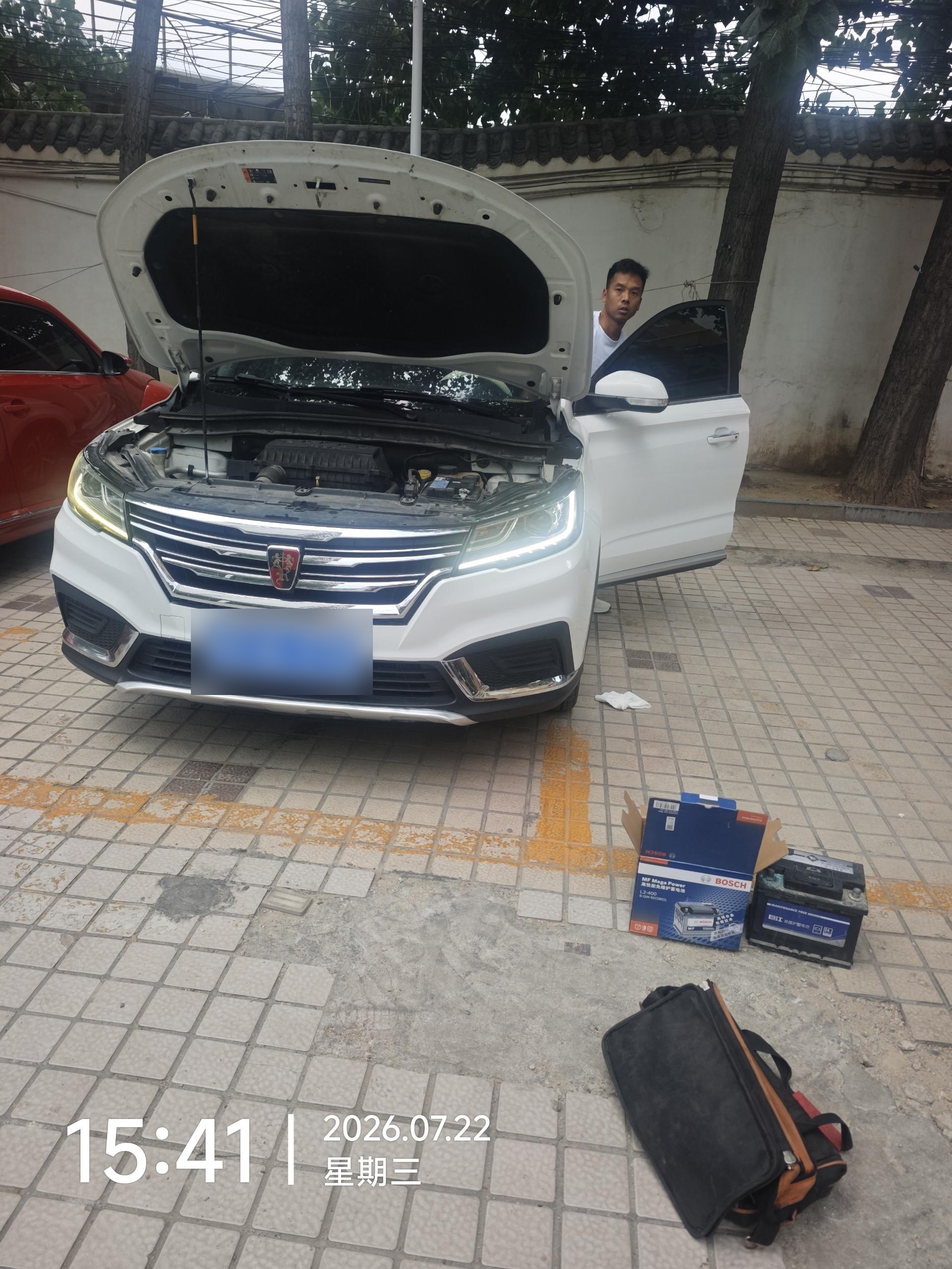 兔师傅郑州街头电瓶老化更换救援(图1)