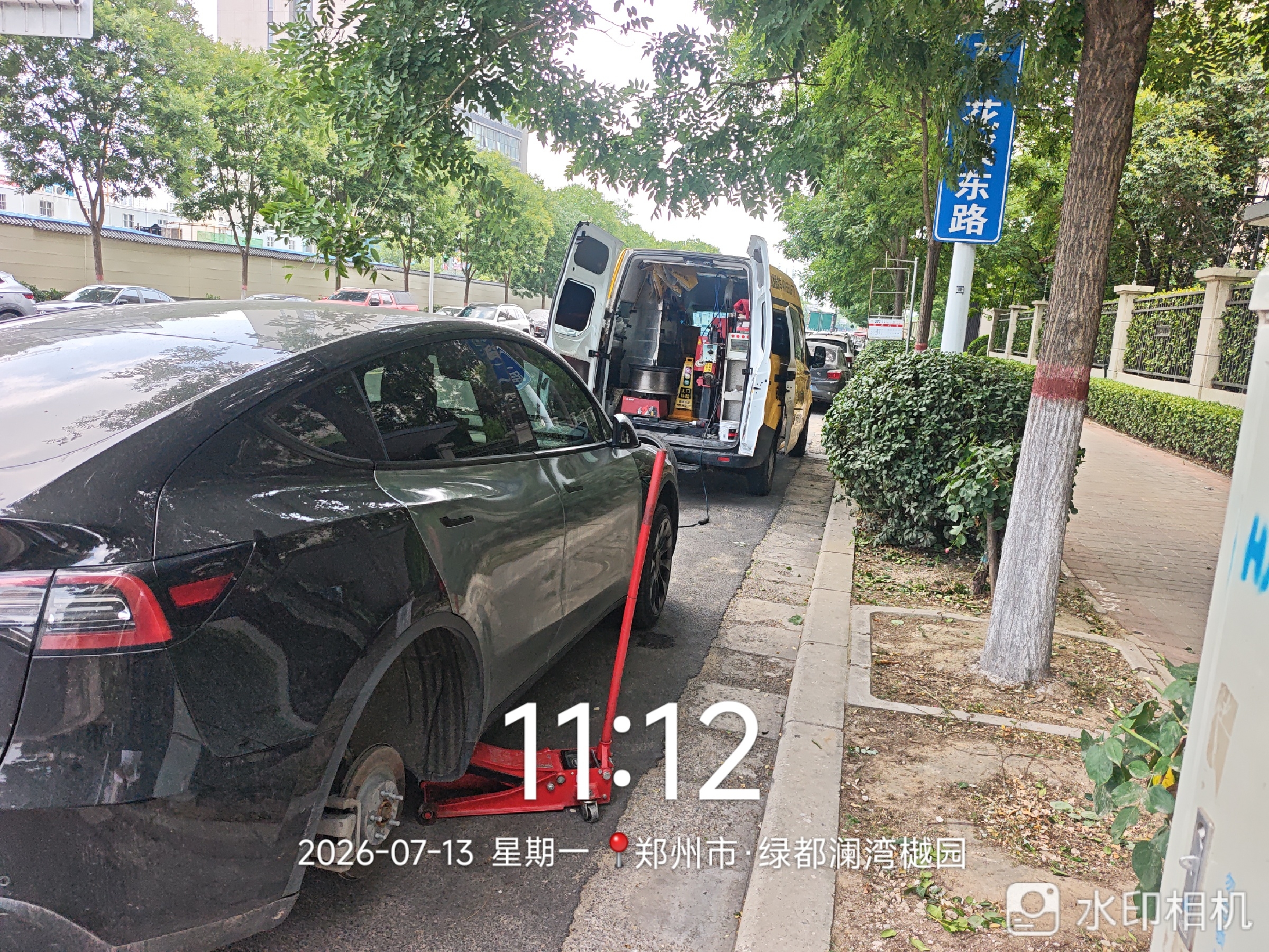 兔师傅郑州绿都澜湾樾园轮胎爆胎救援(图1)