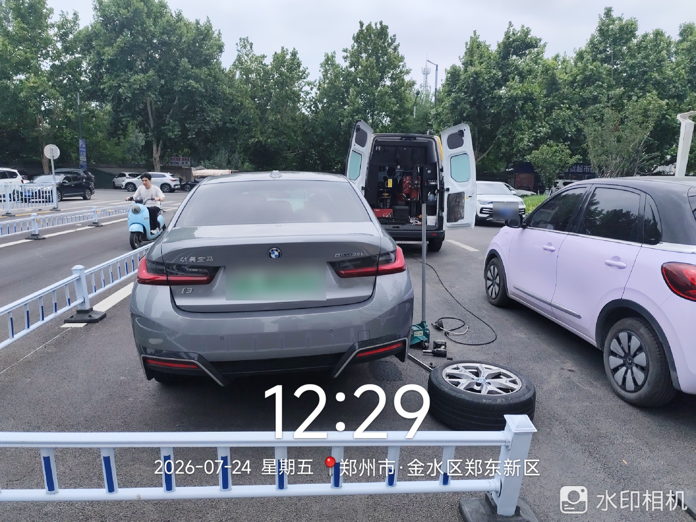 兔师傅郑州郑东新区宝马i3轮胎扎钉漏气救援(图1)
