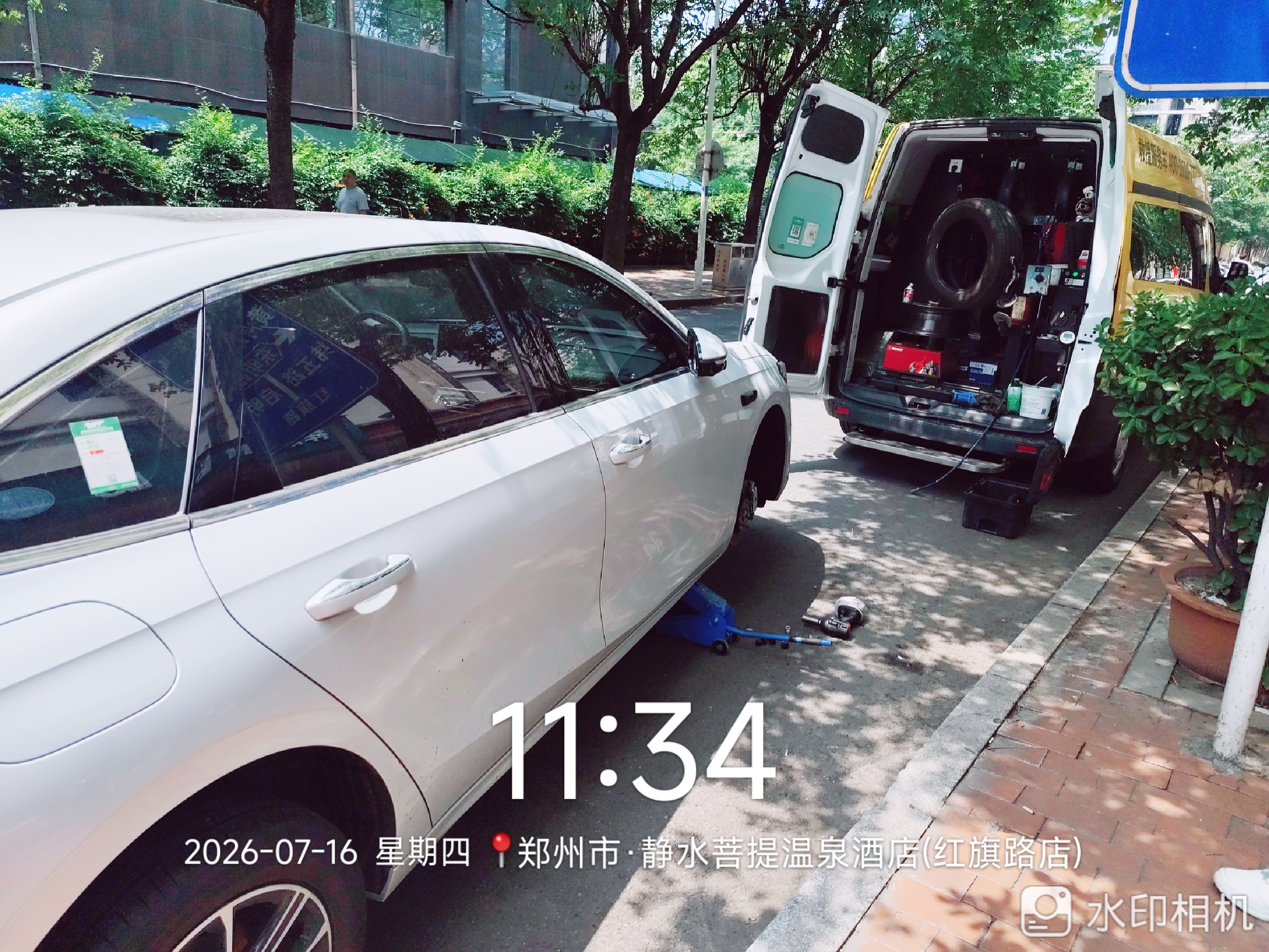 兔师傅郑州市红旗路轮胎扎钉漏气救援(图1)