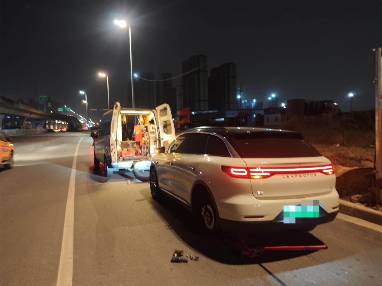 兔师傅郑州高架旁夜间救援轮胎扎钉漏气(图1)
