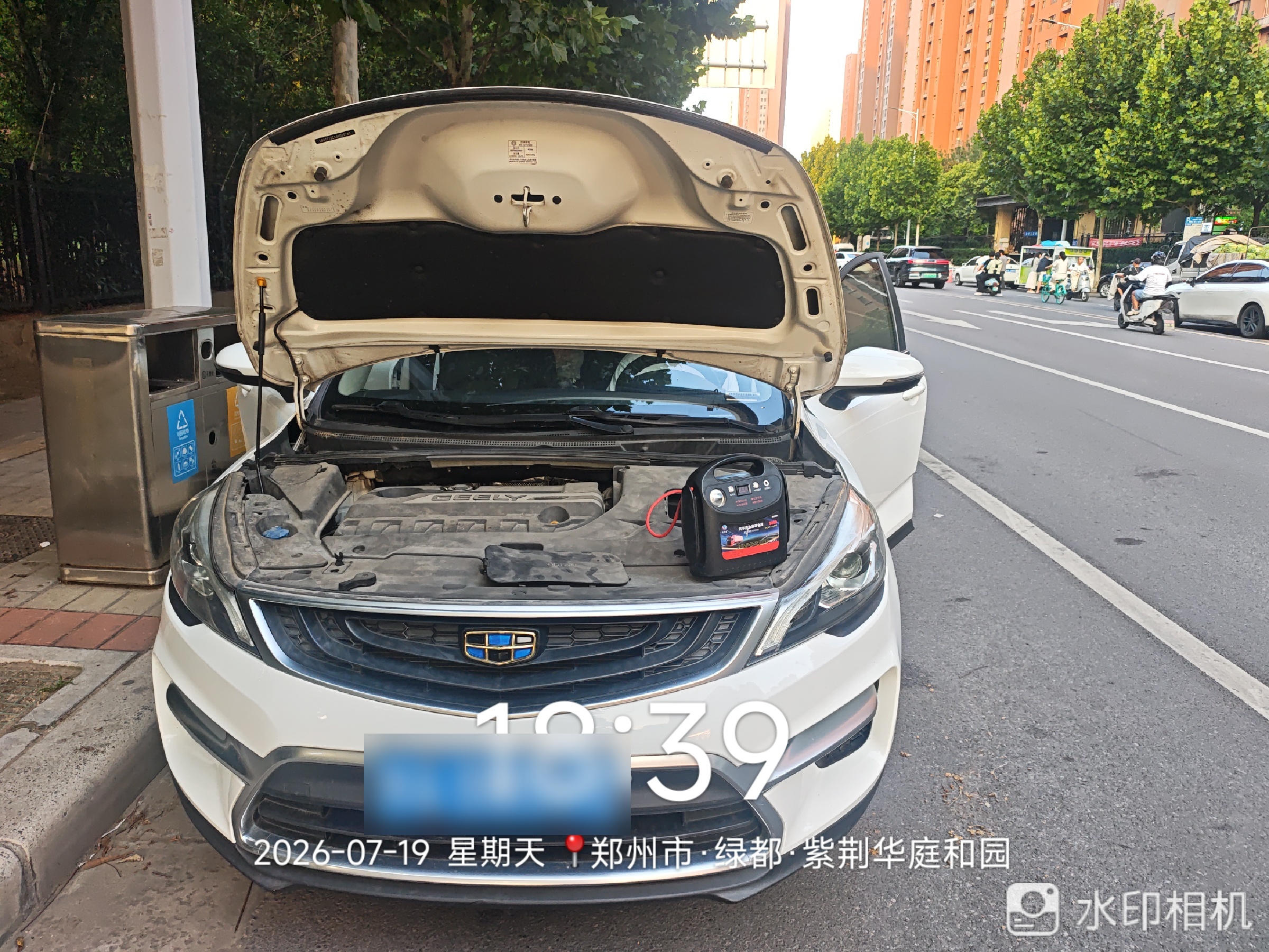 兔师傅郑州绿都紫荆华庭和园电瓶亏电救援(图1)