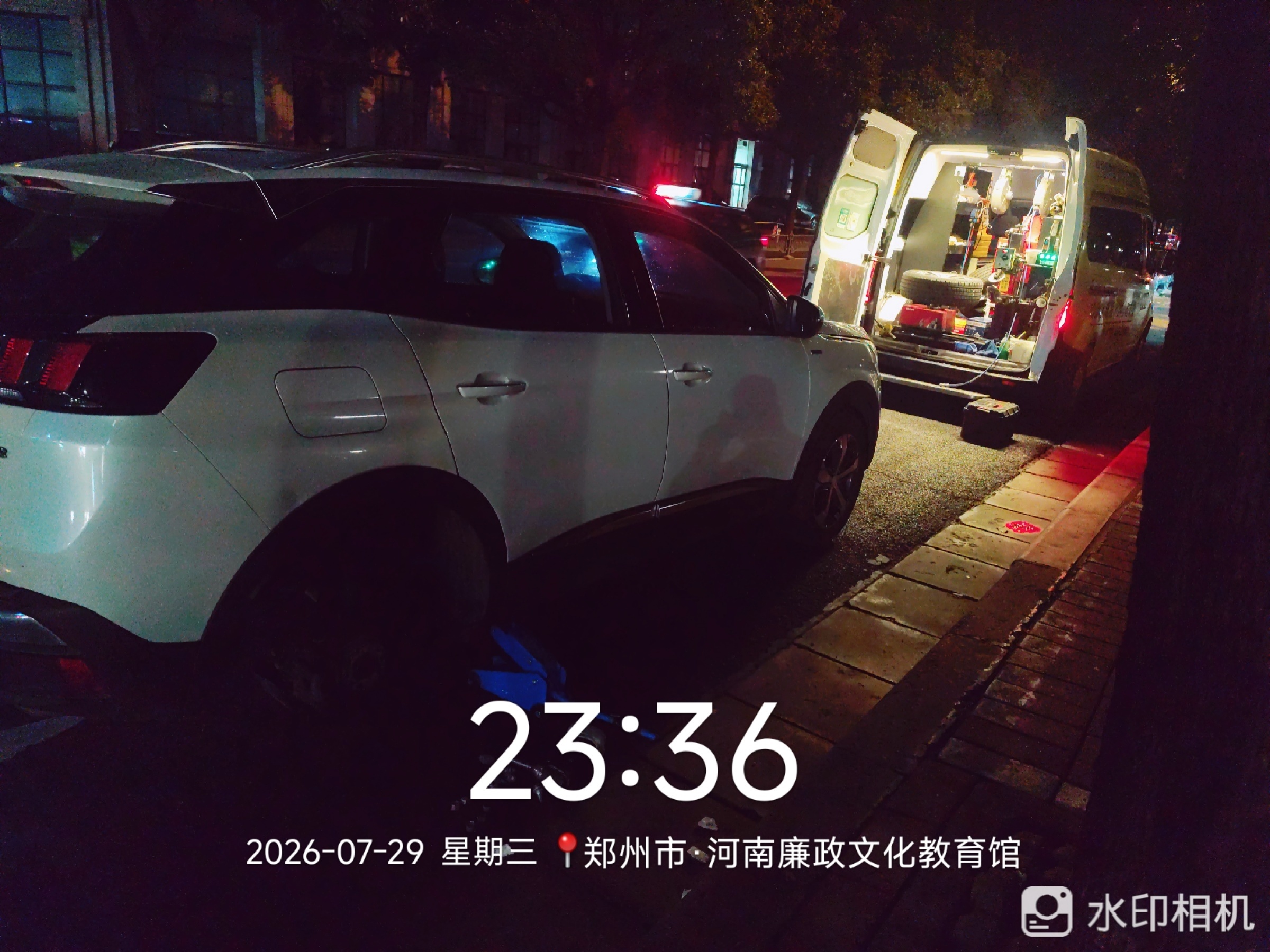 兔师傅郑州河南廉政文化教育馆夜间轮胎扎钉救援(图1)