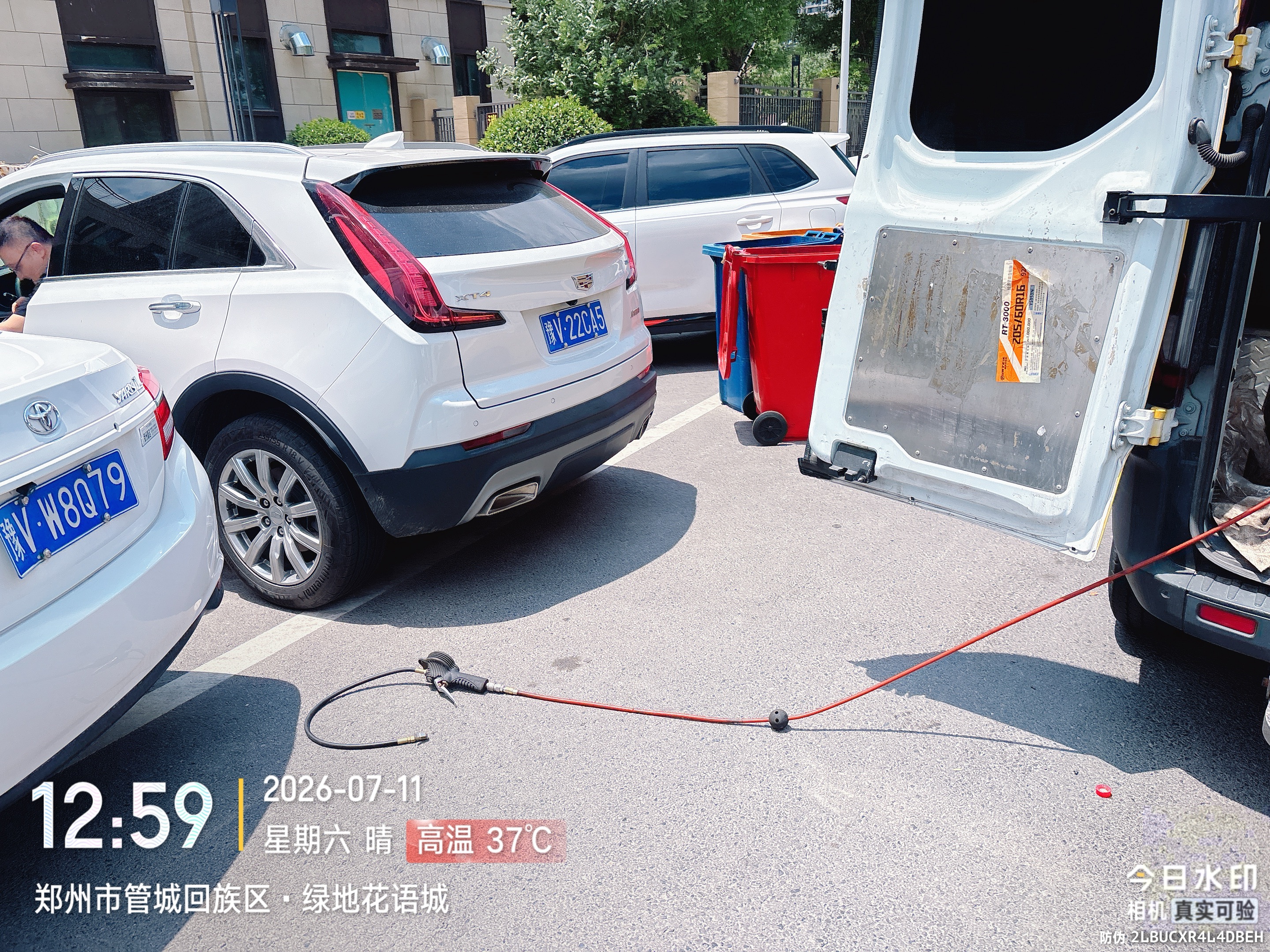 兔师傅郑州管城绿地花语城轮胎扎钉漏气救援(图1)