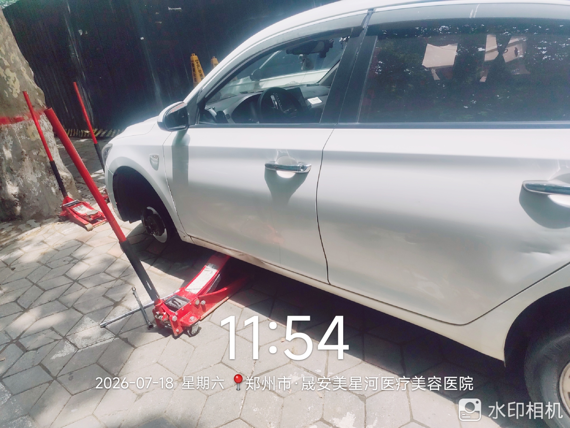 兔师傅郑州晟安美星河医院轮胎爆胎救援(图1)