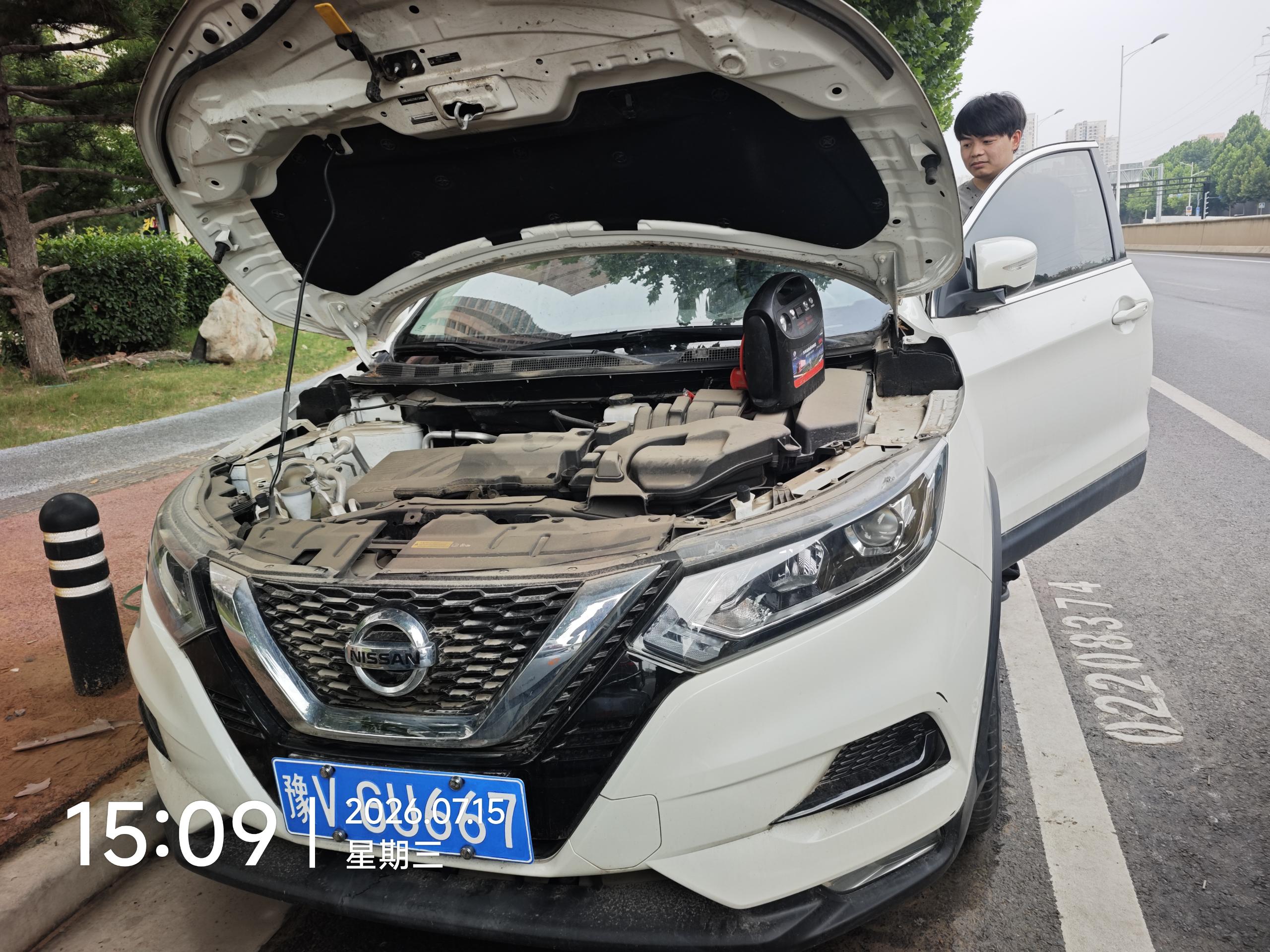 兔师傅郑州路边日产车电瓶亏电救援(图1)