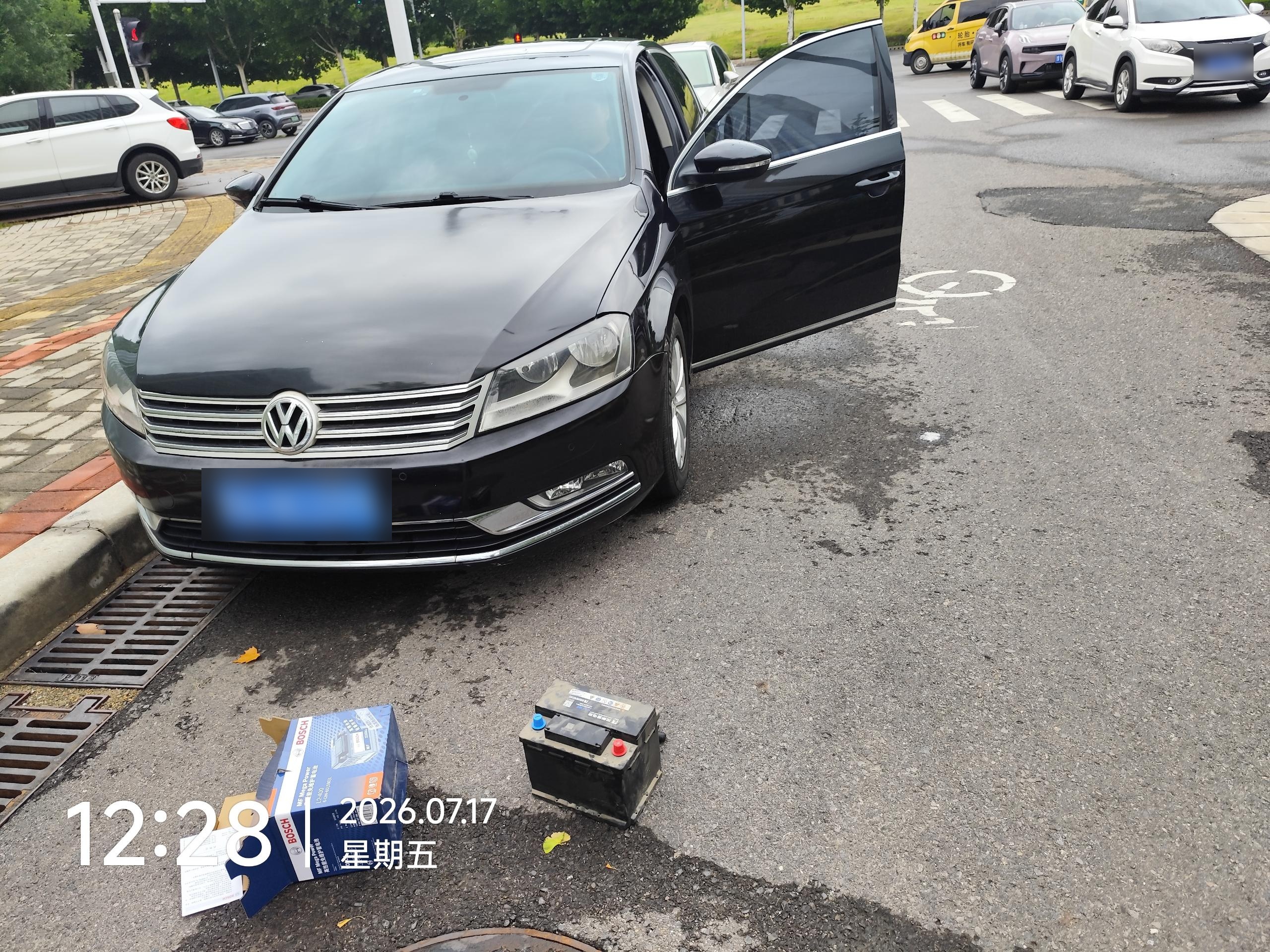 兔师傅郑州路口救援大众轿车电瓶亏电(图1)