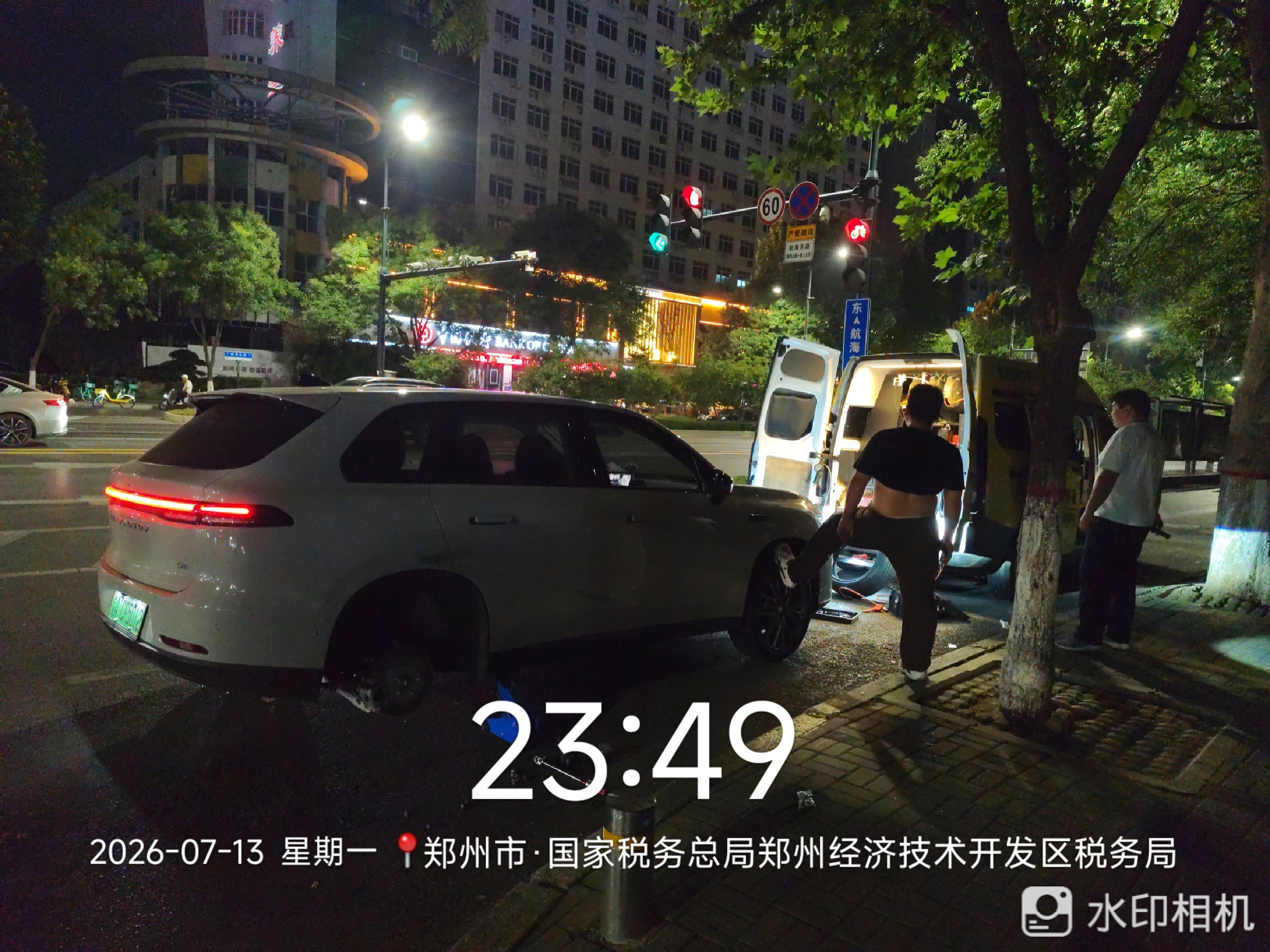 兔师傅郑州经开区税务局旁深夜救援扎钉漏气(图1)