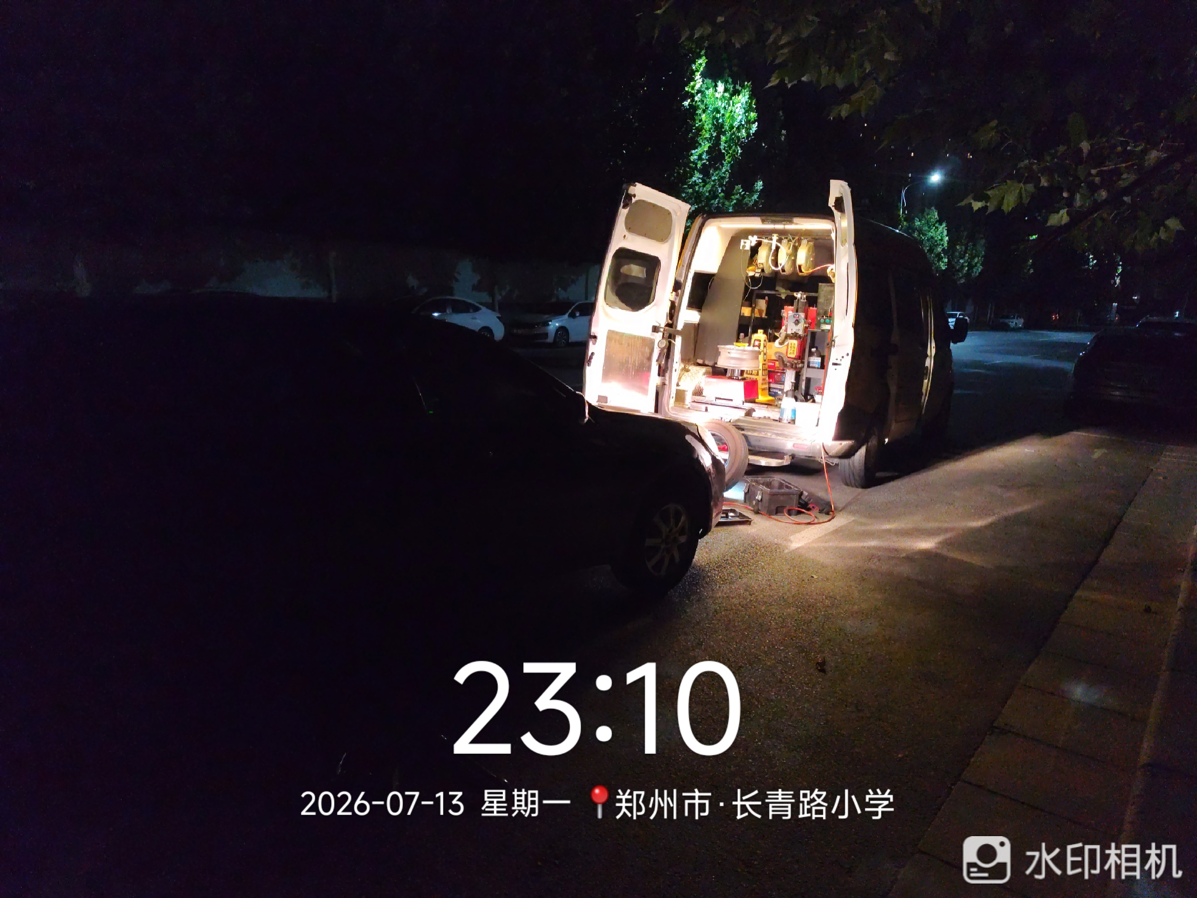 兔师傅郑州长青路小学夜间轮胎扎钉救援(图1)