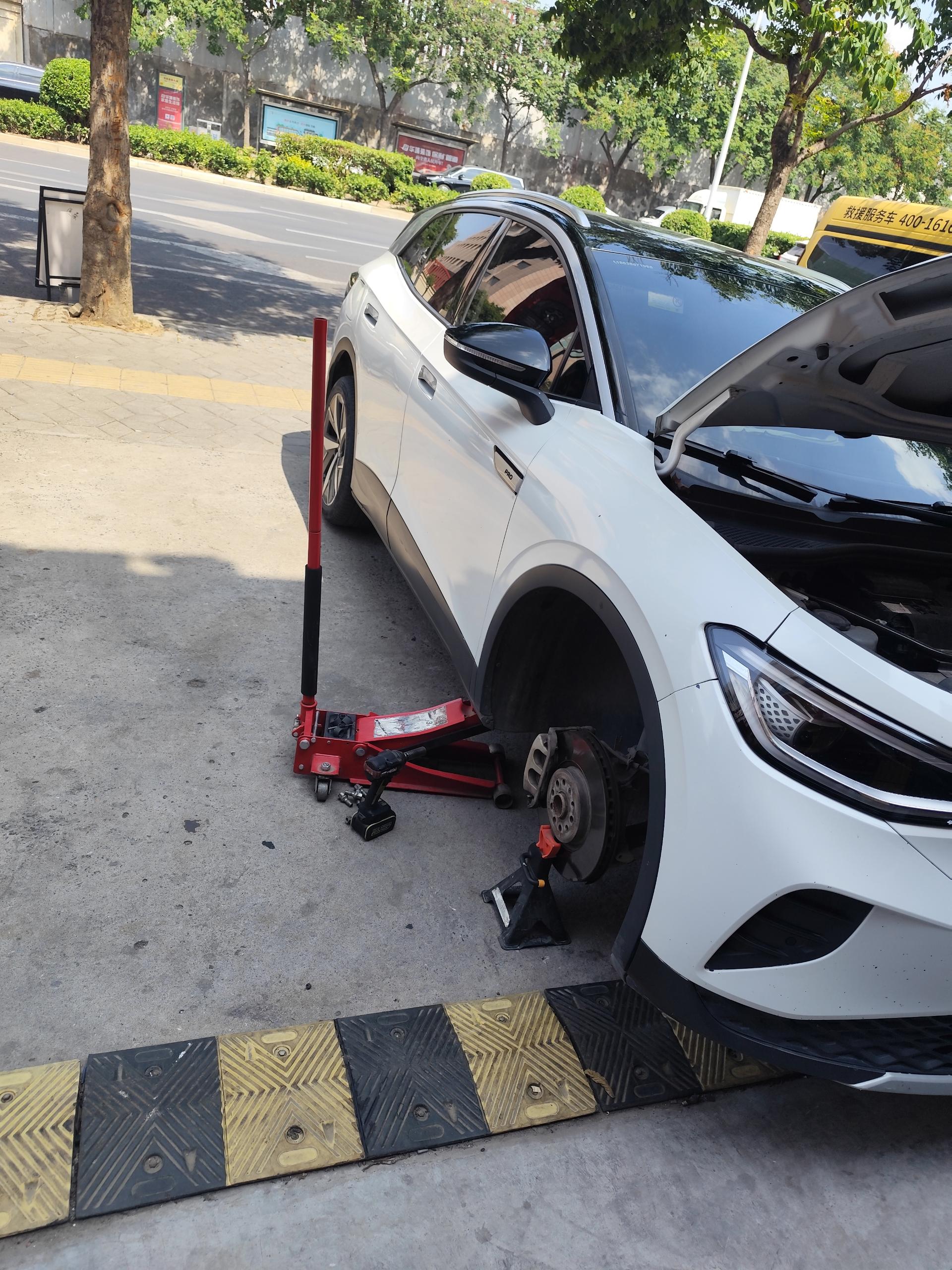 兔师傅郑州路边轮胎爆胎救援(图1)