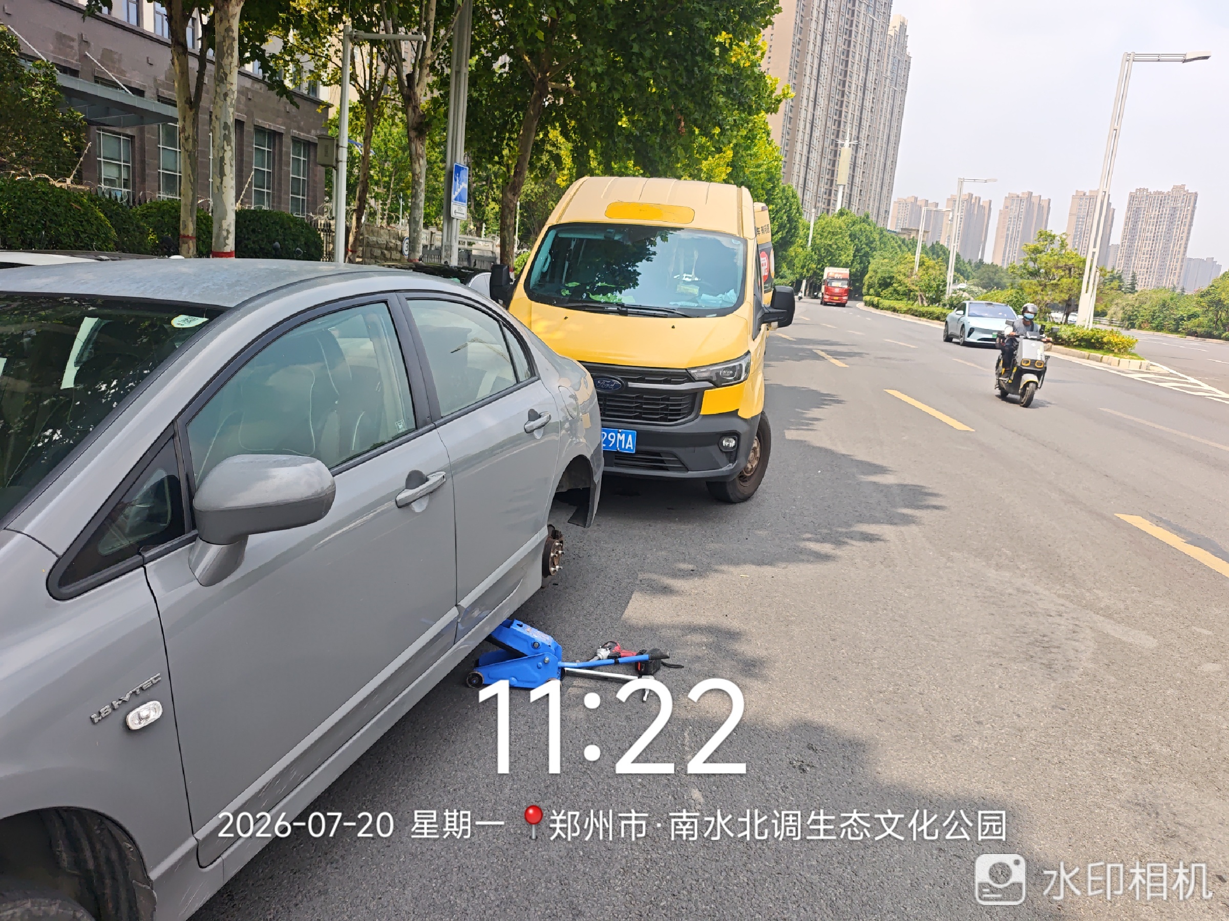 兔师傅郑州南水北调生态公园紧急救援爆胎轿车(图1)