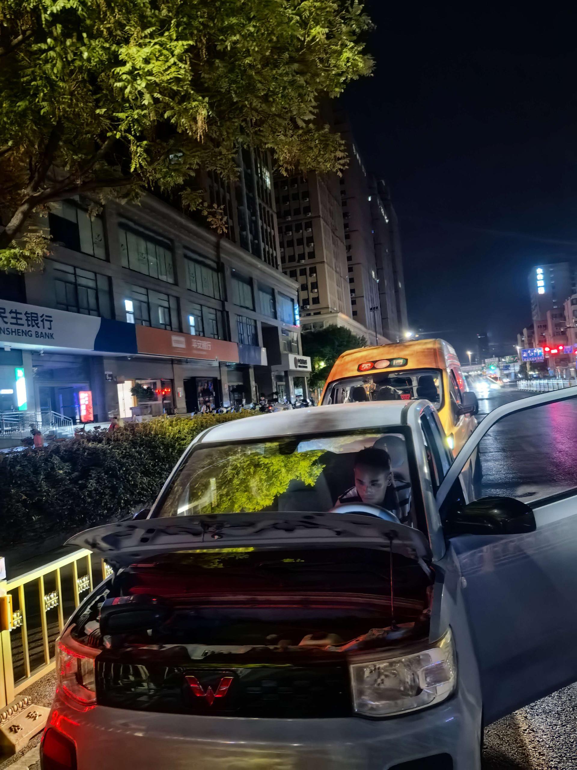 兔师傅郑州金水区深夜救援车辆电瓶亏电(图1)