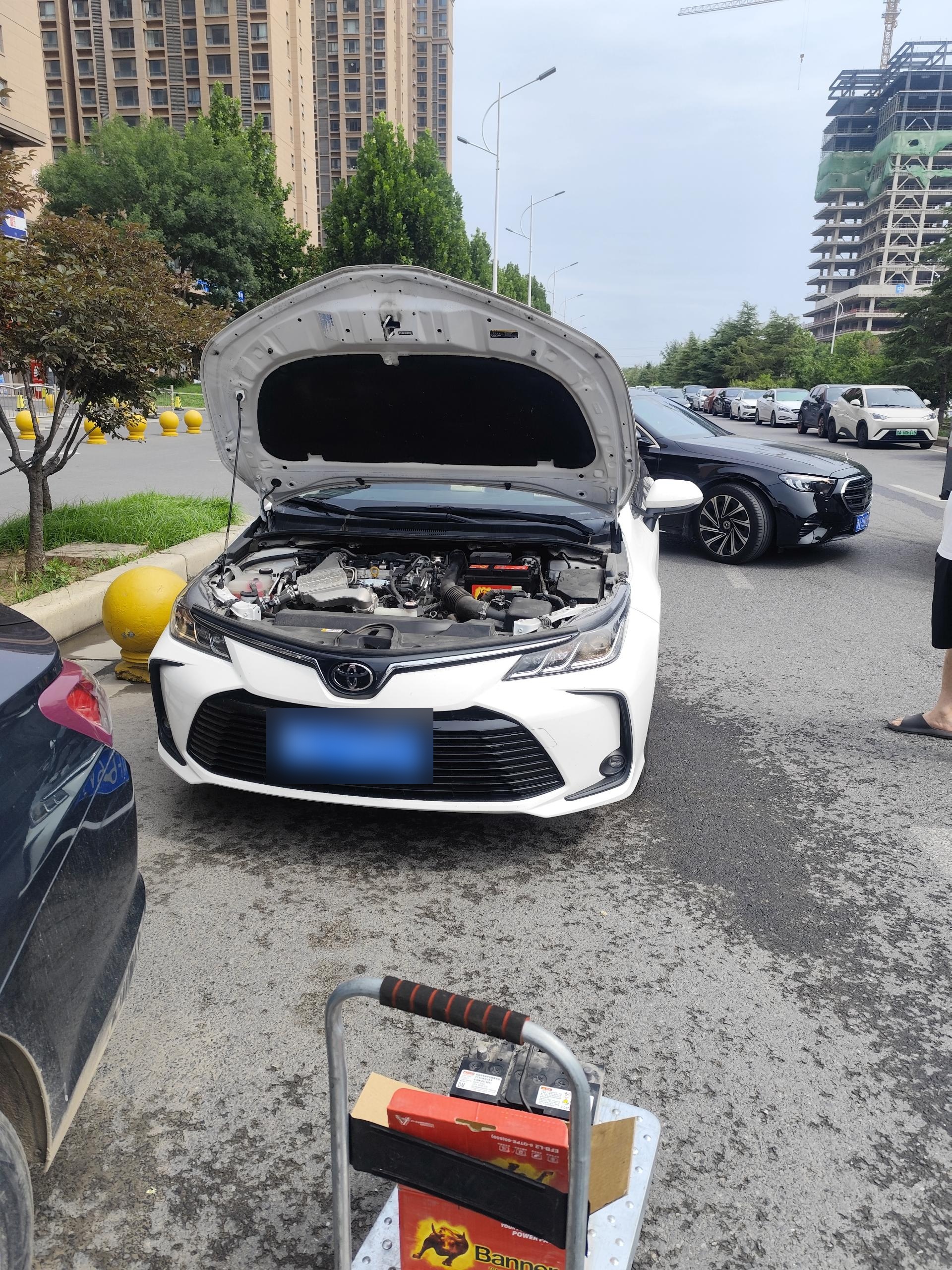 兔师傅郑州路边救援丰田车电瓶亏电无法启动(图1)
