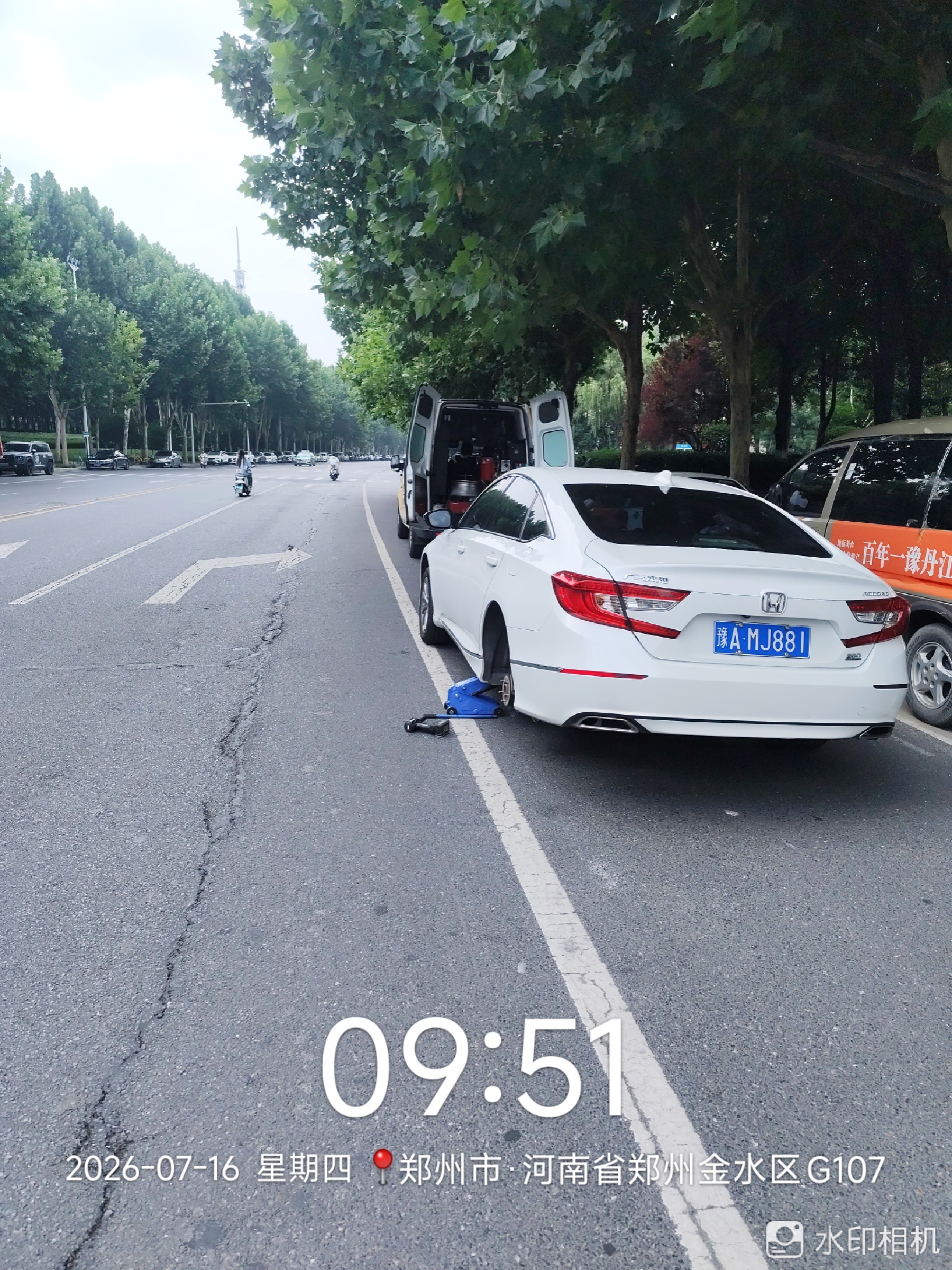 兔师傅郑州金水区G107轮胎扎钉漏气救援(图1)
