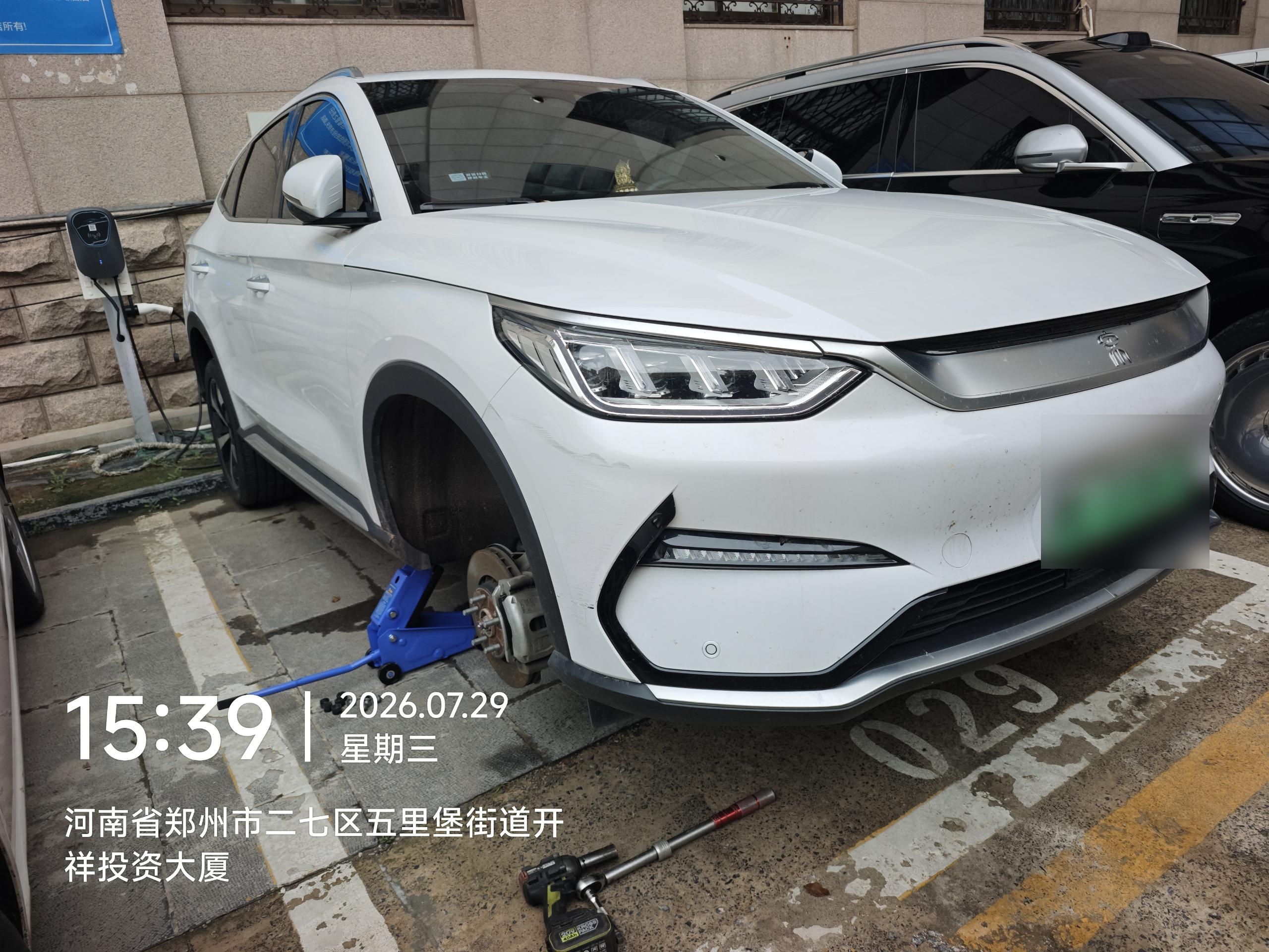 兔师傅郑州二七区开祥投资大厦轮胎扎钉漏气救援(图1)