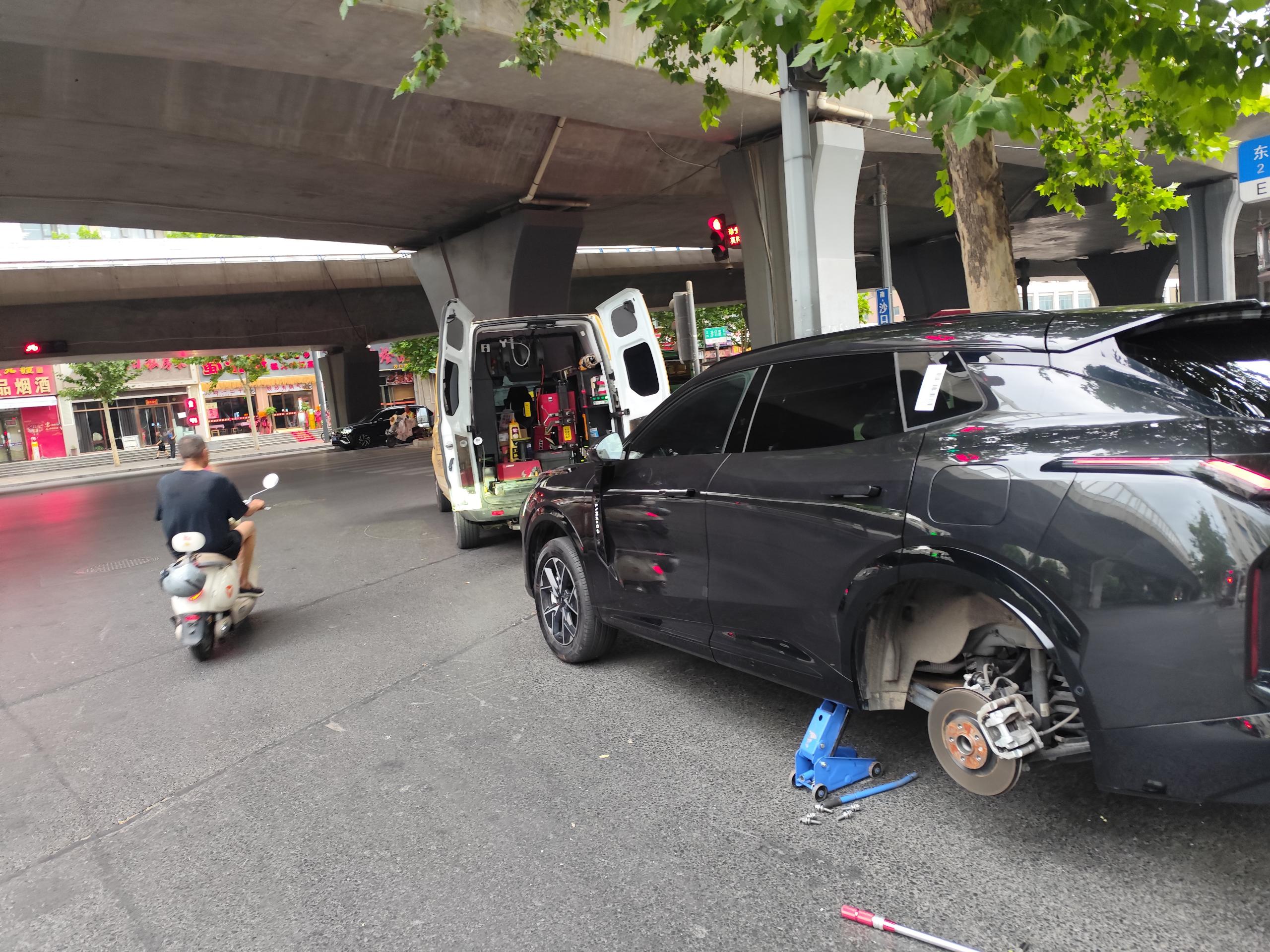 兔师傅郑州沙口路高架桥下轮胎爆胎救援(图1)