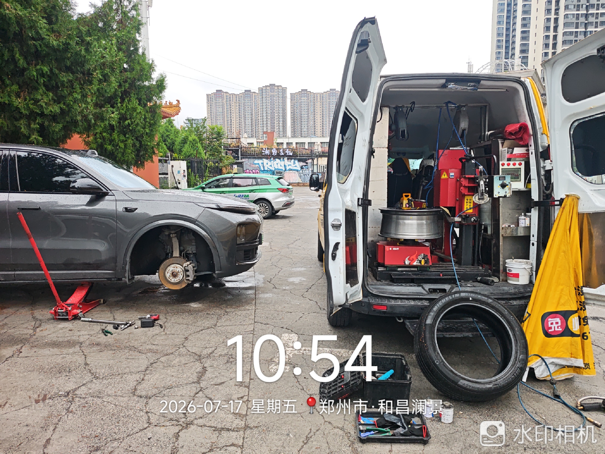 兔师傅郑州和昌澜景轮胎扎钉漏气救援(图1)