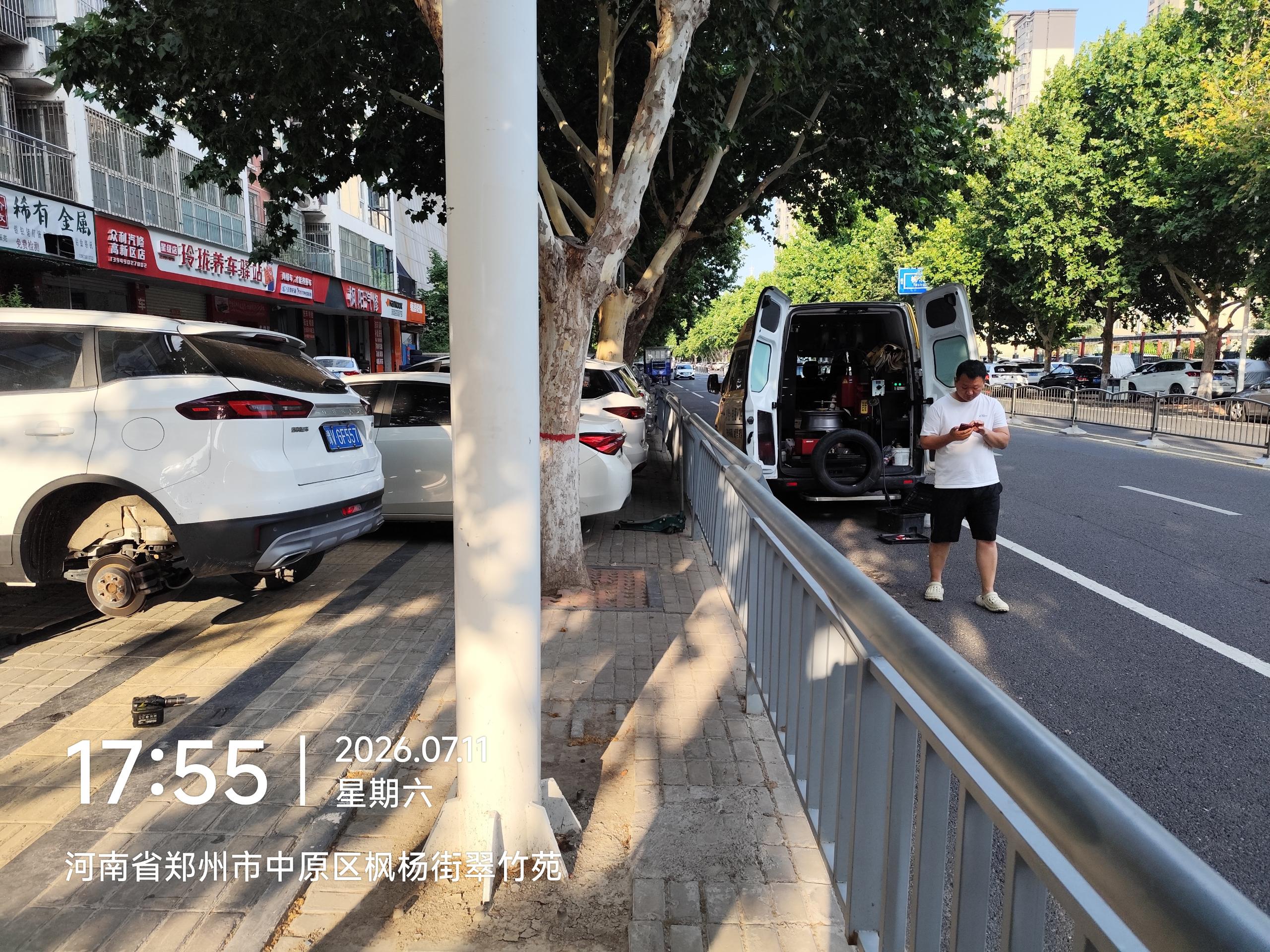 兔师傅郑州市中原区枫杨街轮胎扎钉漏气救援(图1)