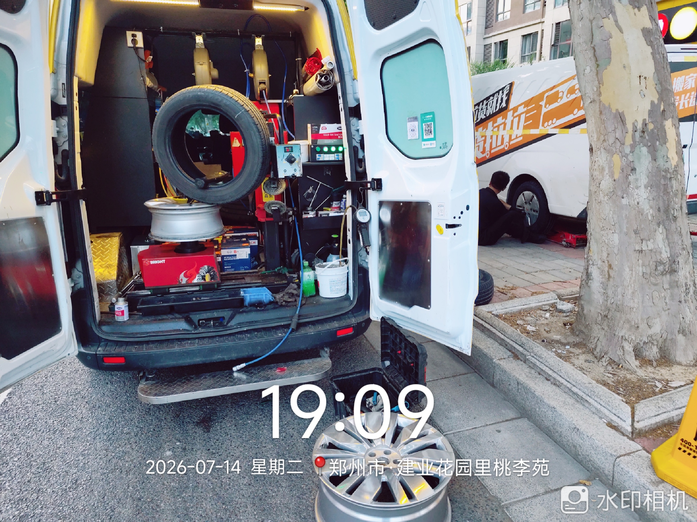 兔师傅郑州建业花园里轮胎扎钉漏气救援(图1)