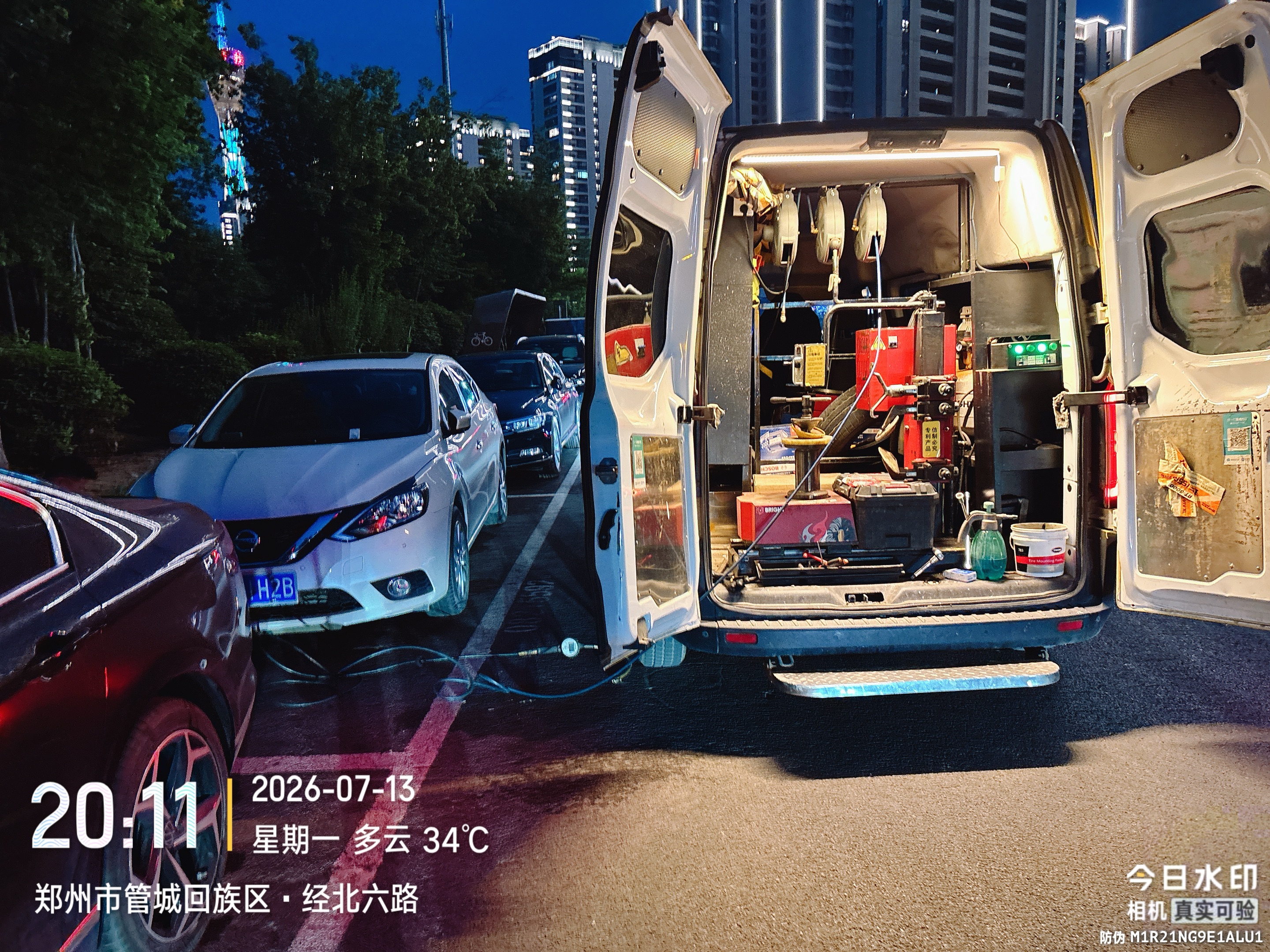 兔师傅郑州管城回族区经北六路轮胎扎钉漏气救援(图1)