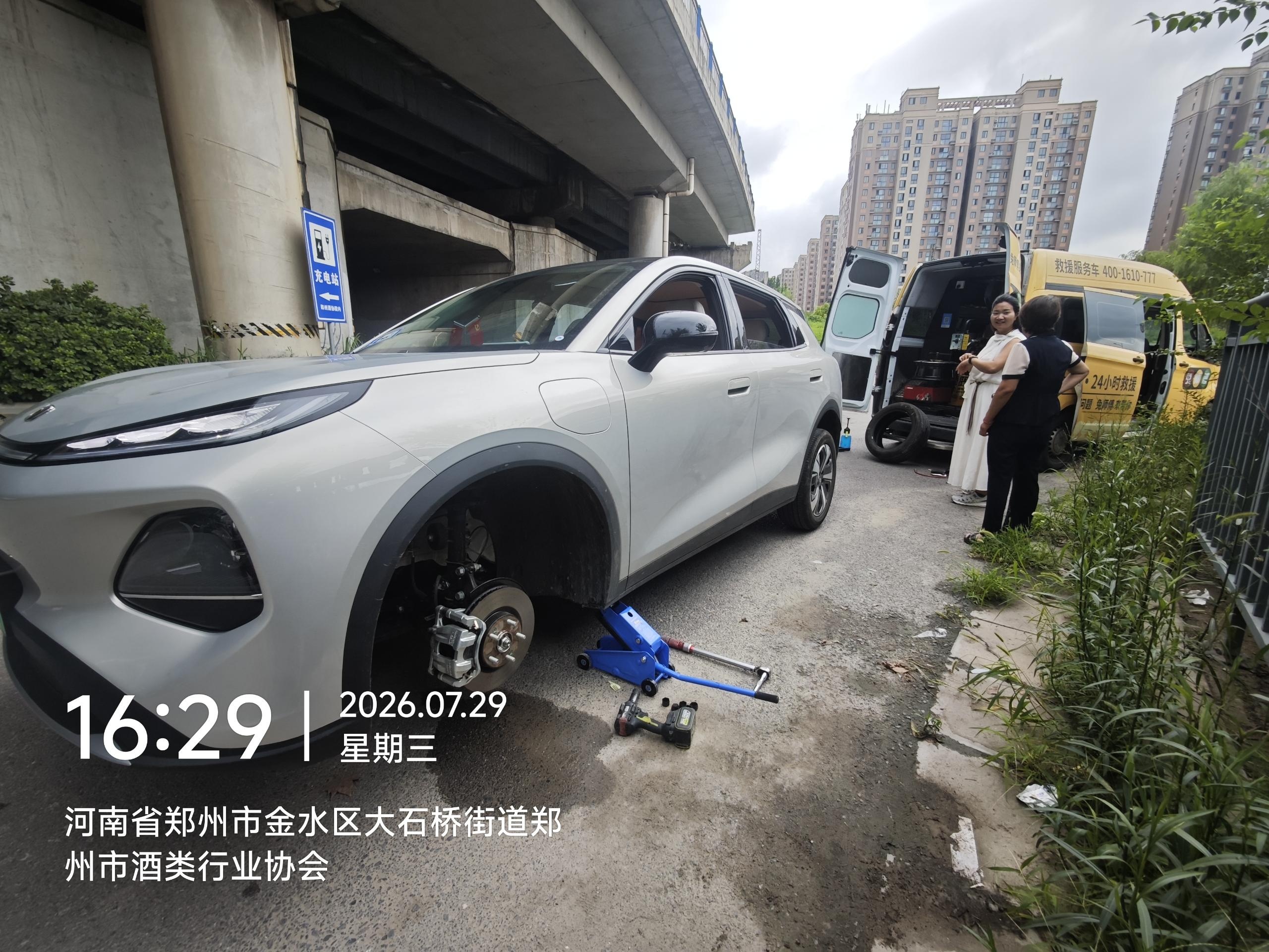 兔师傅郑州金水区大石桥街道轮胎爆胎救援(图1)