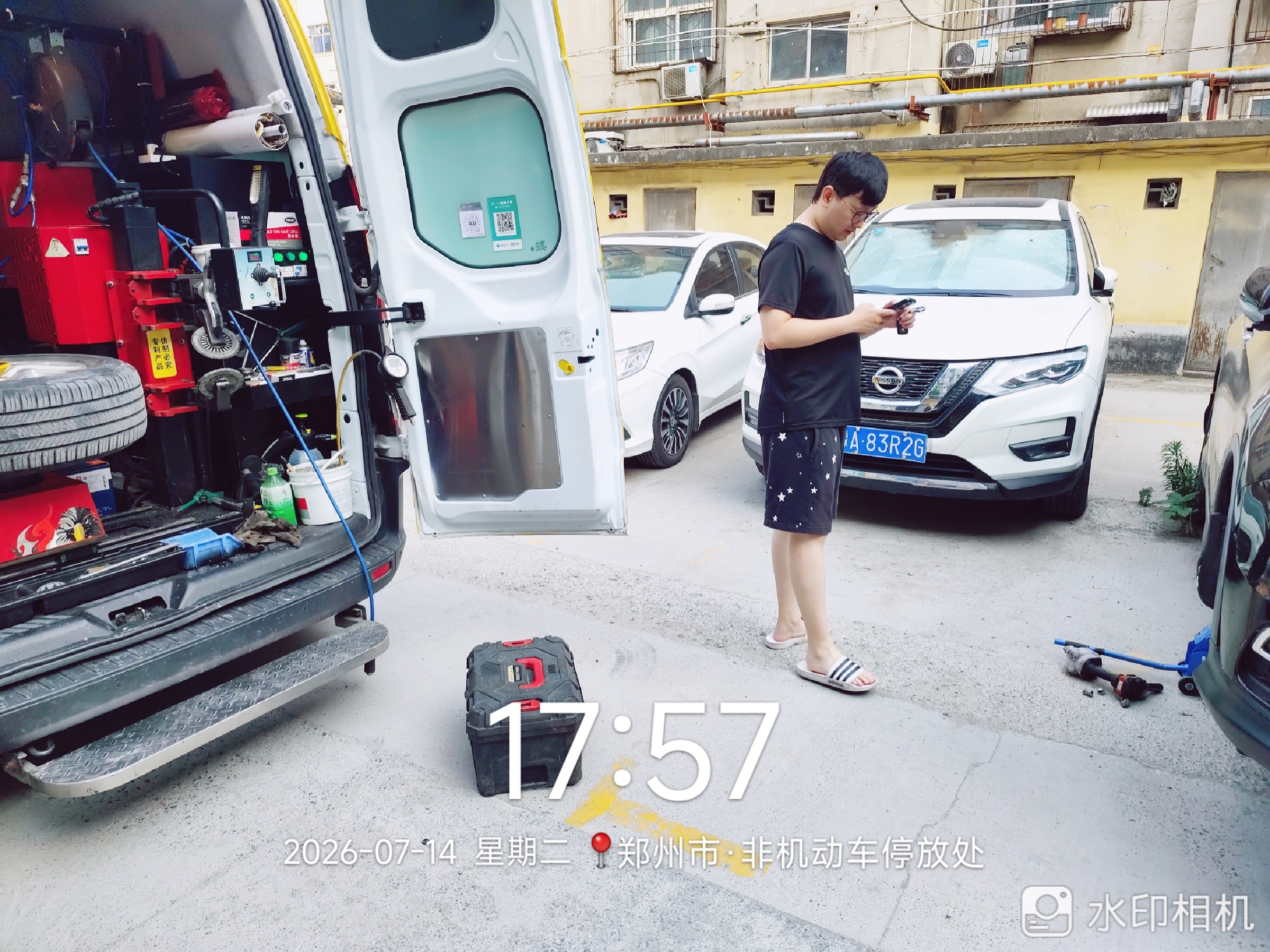 兔师傅郑州市路边轮胎扎钉漏气紧急救援(图1)