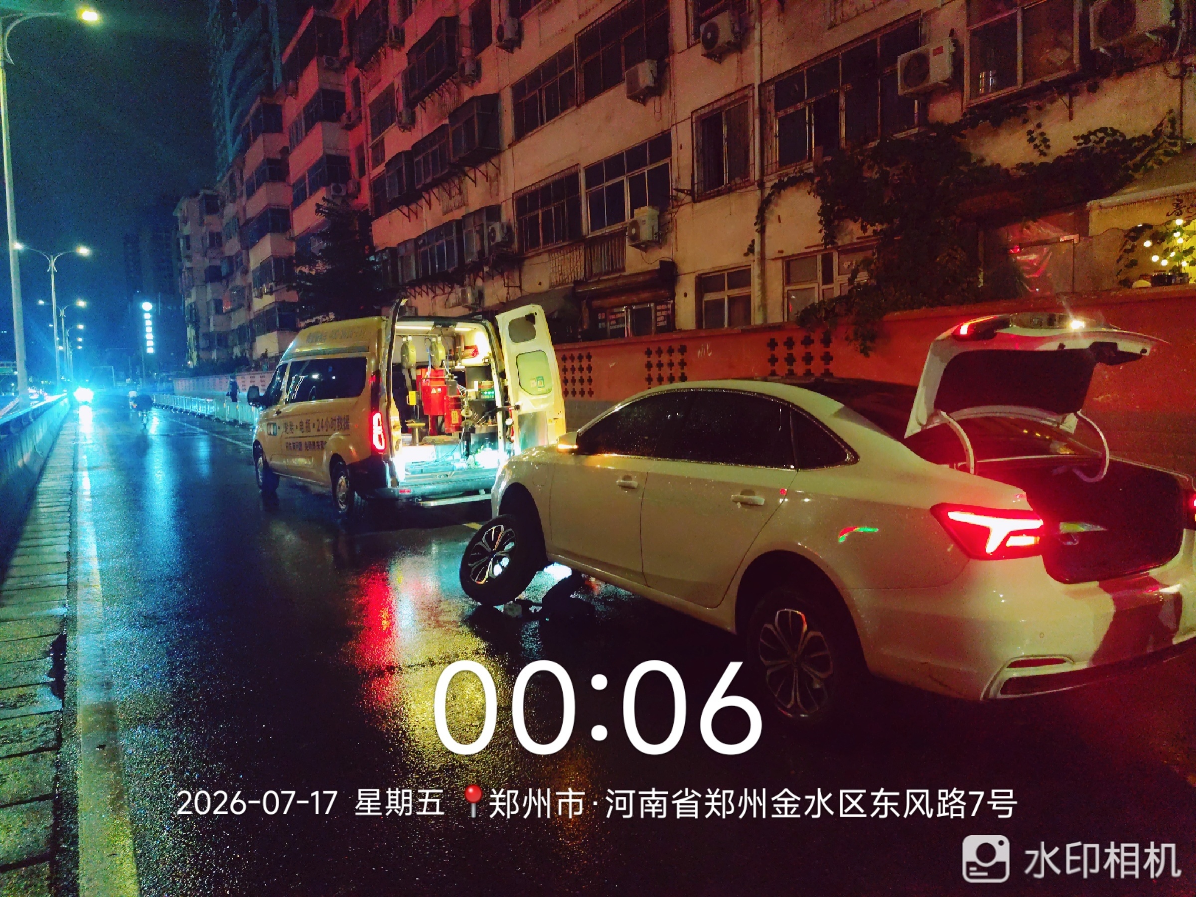 兔师傅郑州金水区东风路夜间轮胎扎钉漏气救援(图1)