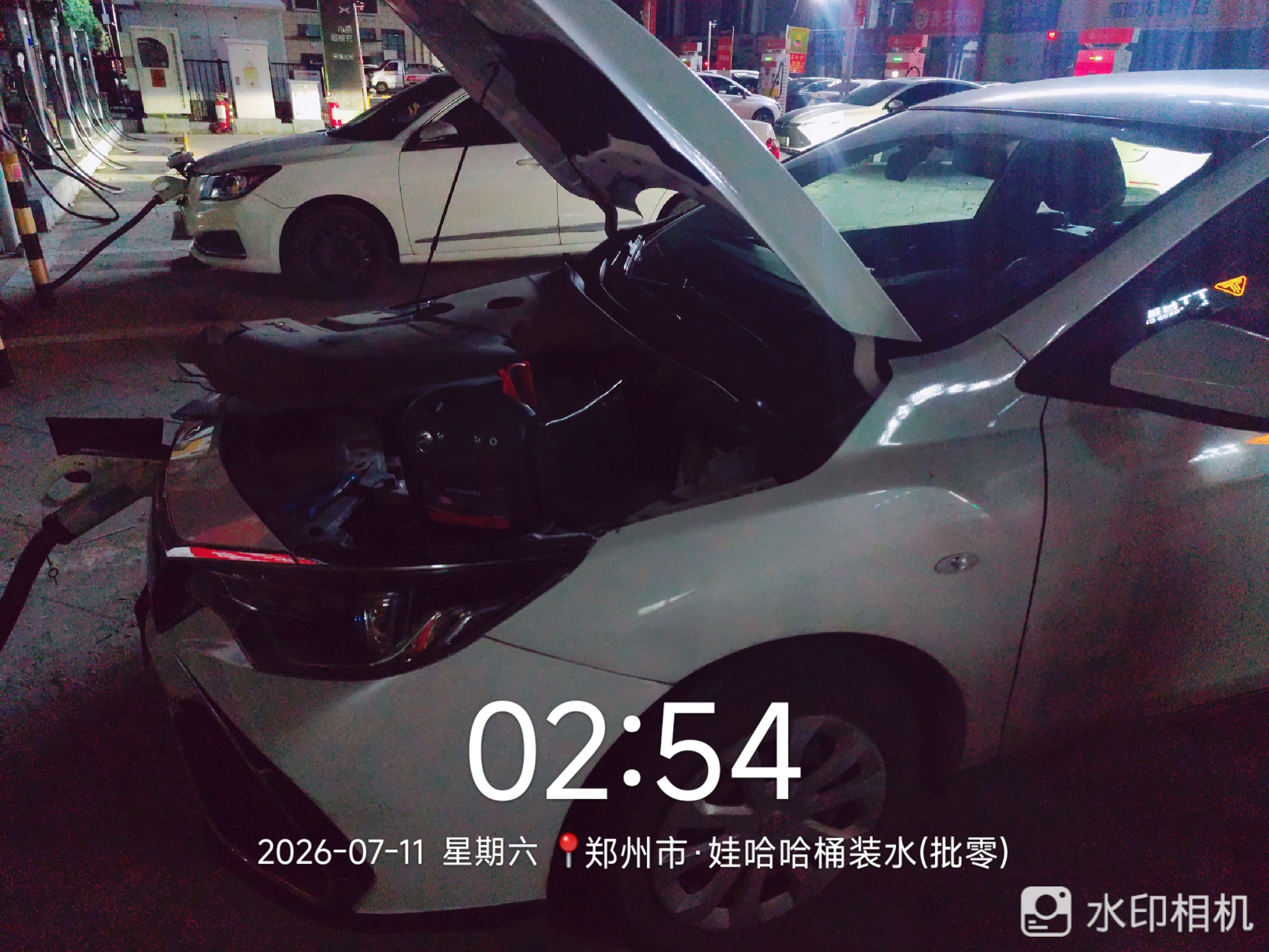 兔师傅郑州娃哈哈桶装水附近电瓶亏电救援(图1)