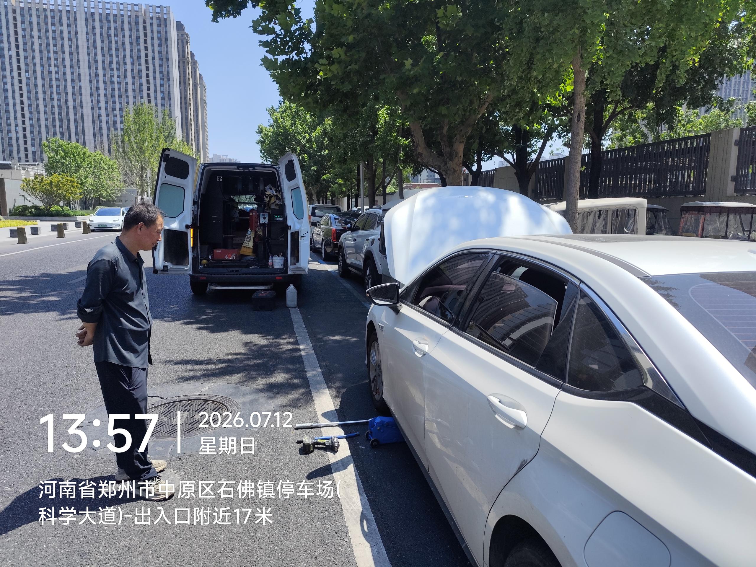 兔师傅郑州中原区科学大道轮胎扎钉漏气救援(图1)