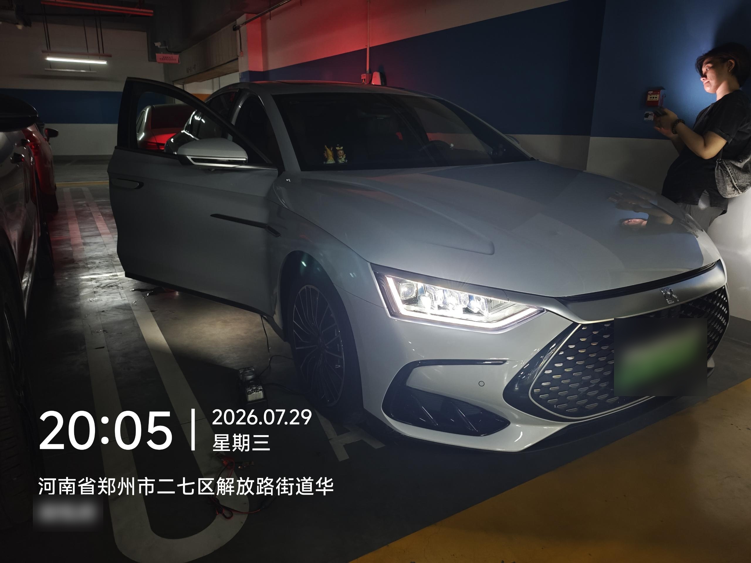 兔师傅郑州市二七区华润悦府电瓶亏电救援(图1)