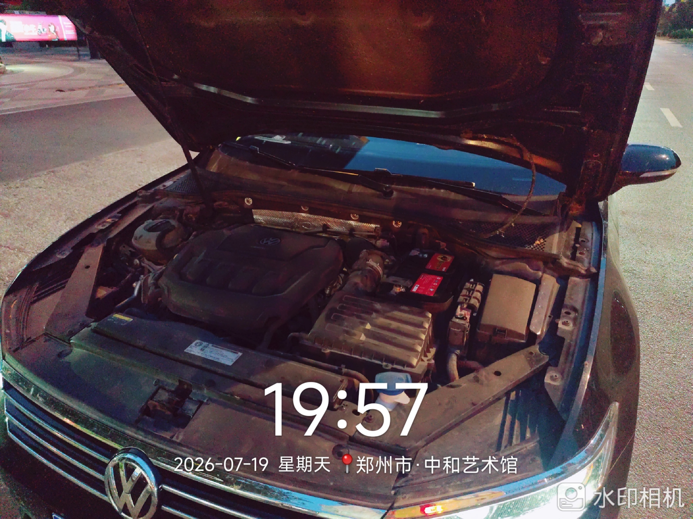 兔师傅郑州中和艺术馆车辆电瓶亏电救援(图1)