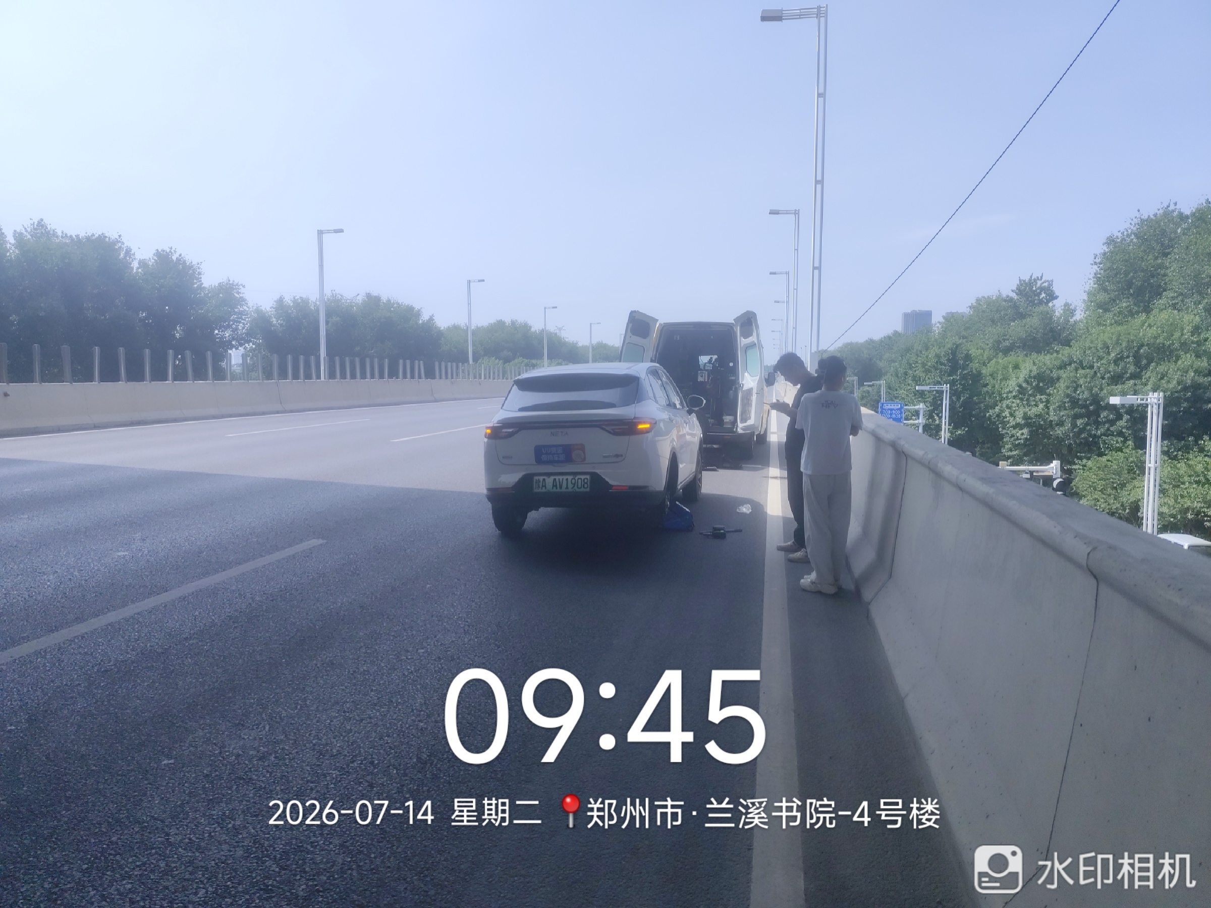 兔师傅郑州兰溪书院路段轮胎扎钉救援(图1)