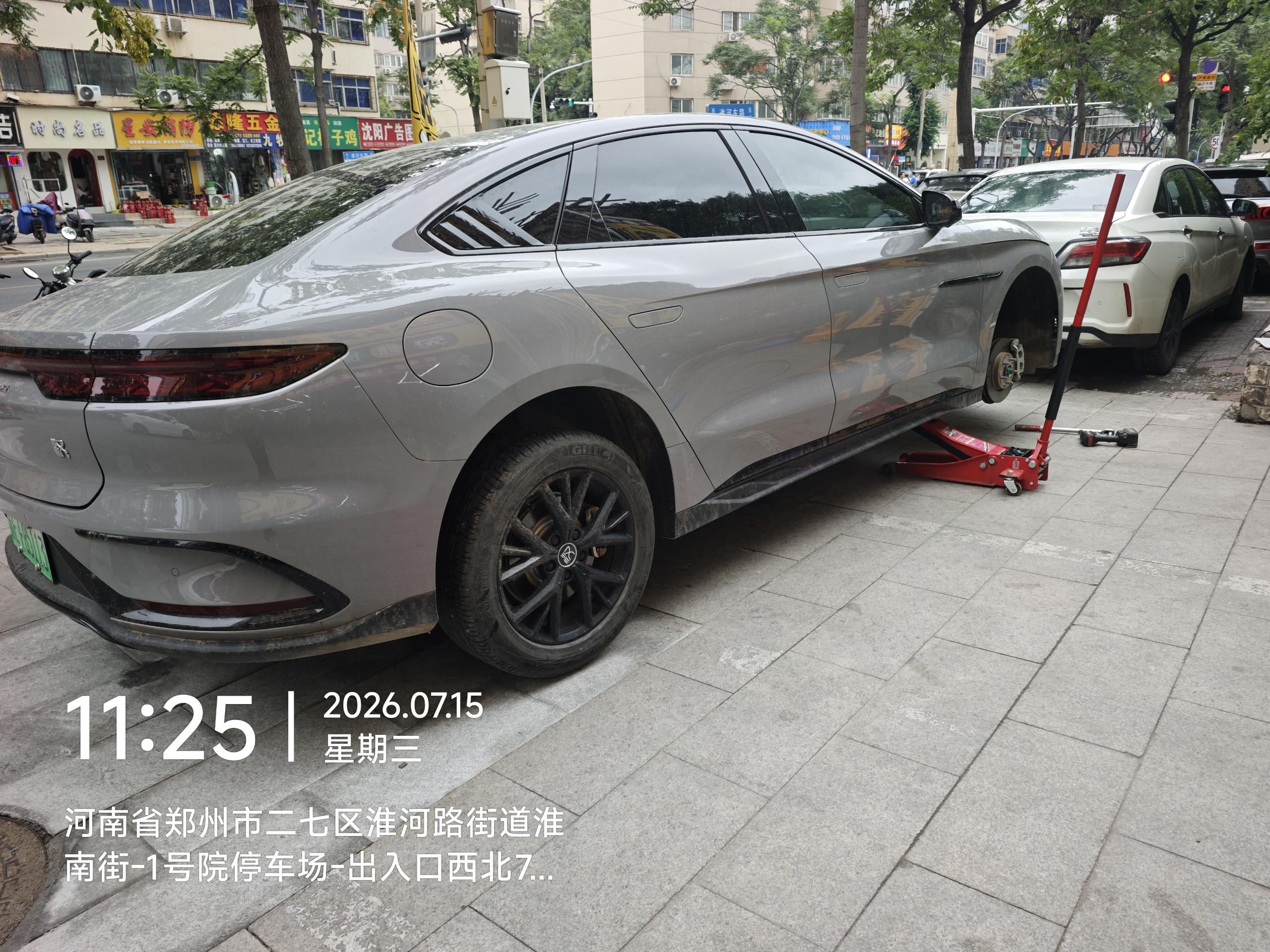 兔师傅郑州二七区淮河路街道轮胎扎钉救援(图1)