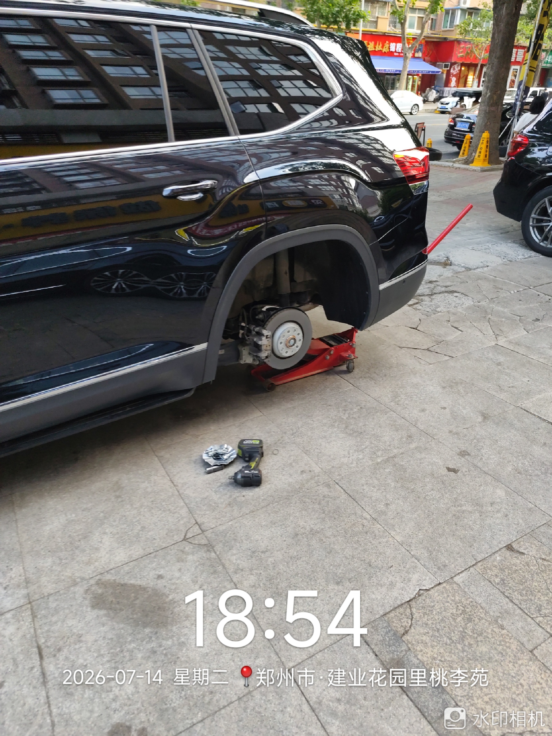 兔师傅郑州建业花园里桃李苑轮胎扎钉救援(图1)