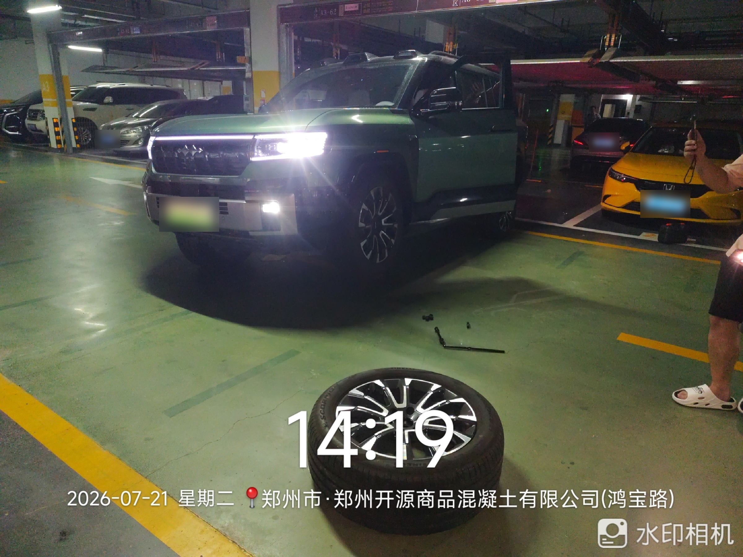 兔师傅郑州鸿宝路地下车库轮胎扎钉漏气救援(图1)