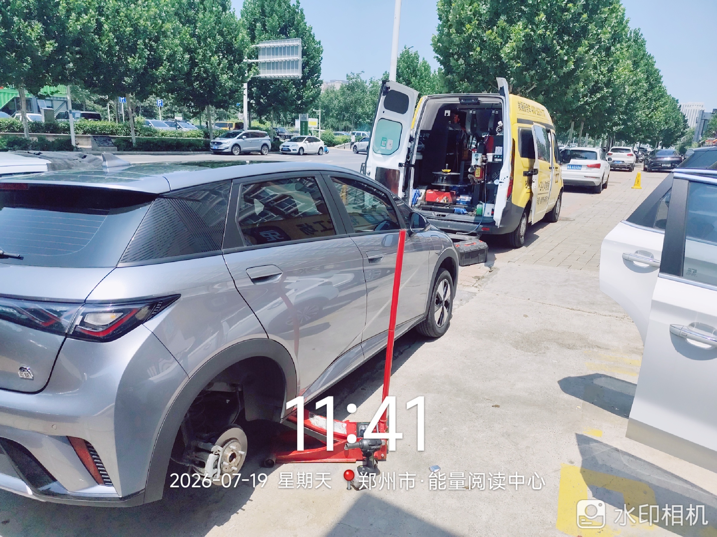 兔师傅郑州市能量阅读中心轮胎扎钉漏气救援(图1)