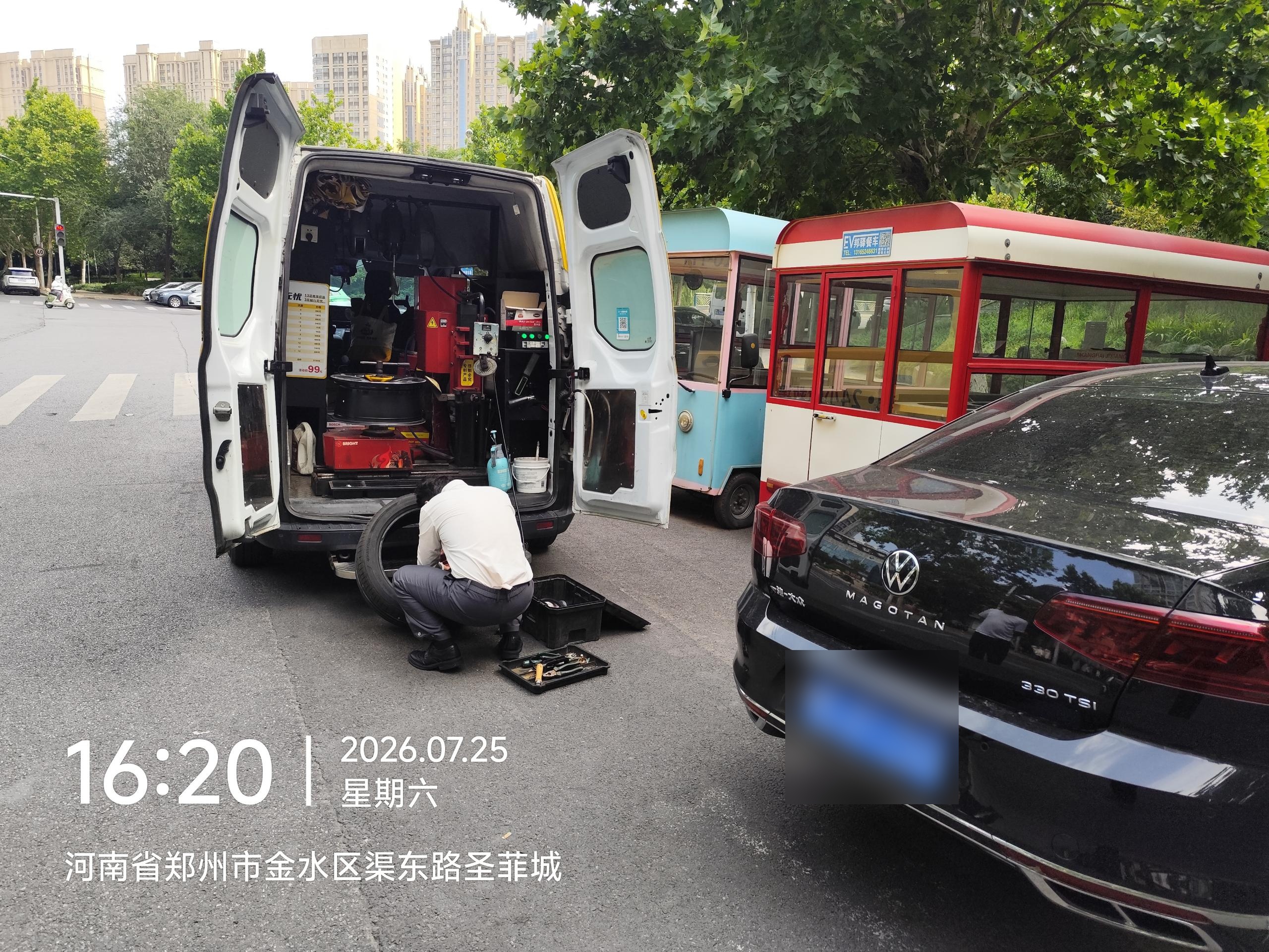 兔师傅郑州金水区渠东路轮胎扎钉漏气救援(图1)