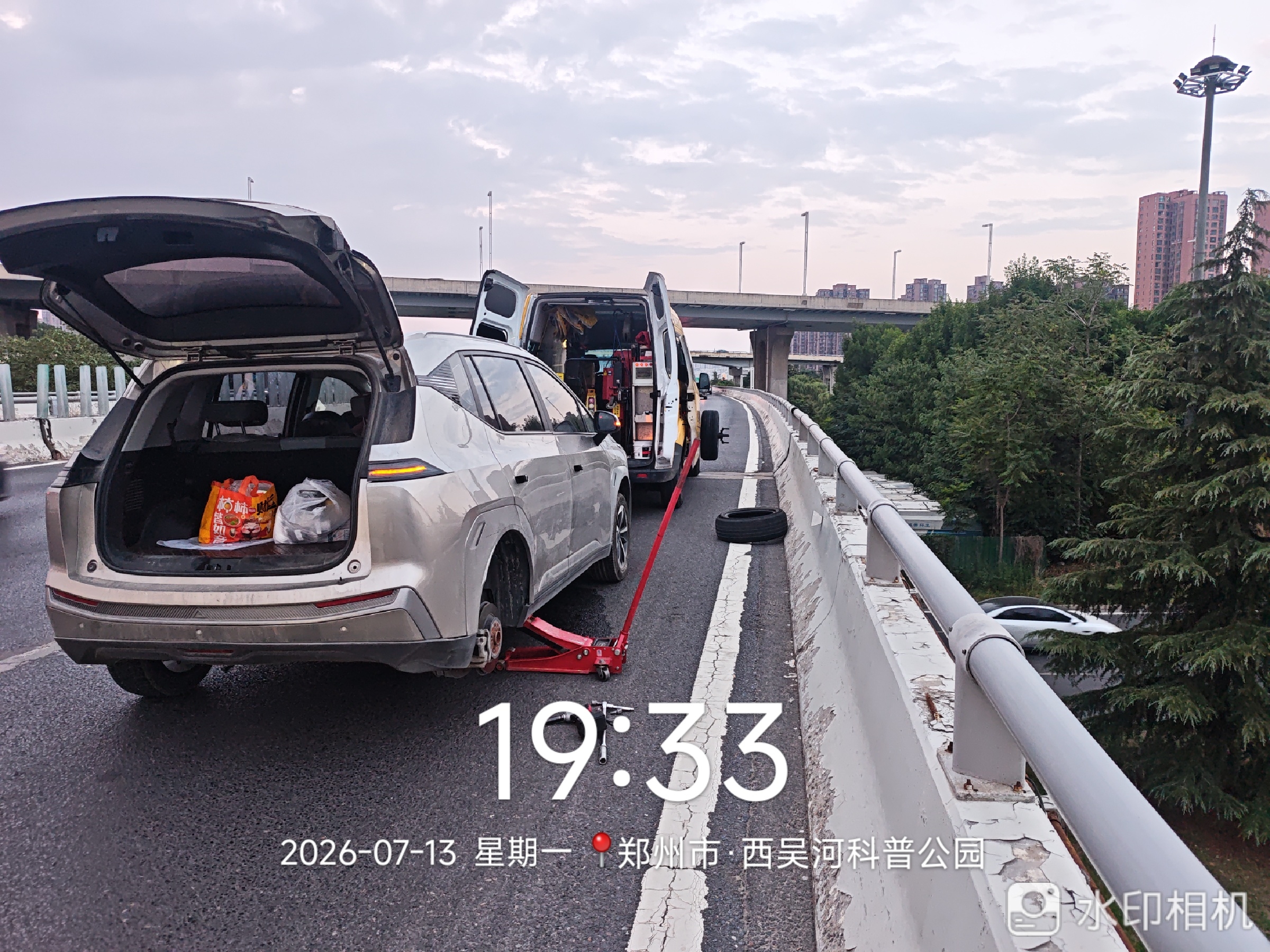 兔师傅郑州西吴河科普公园轮胎扎钉漏气救援(图1)