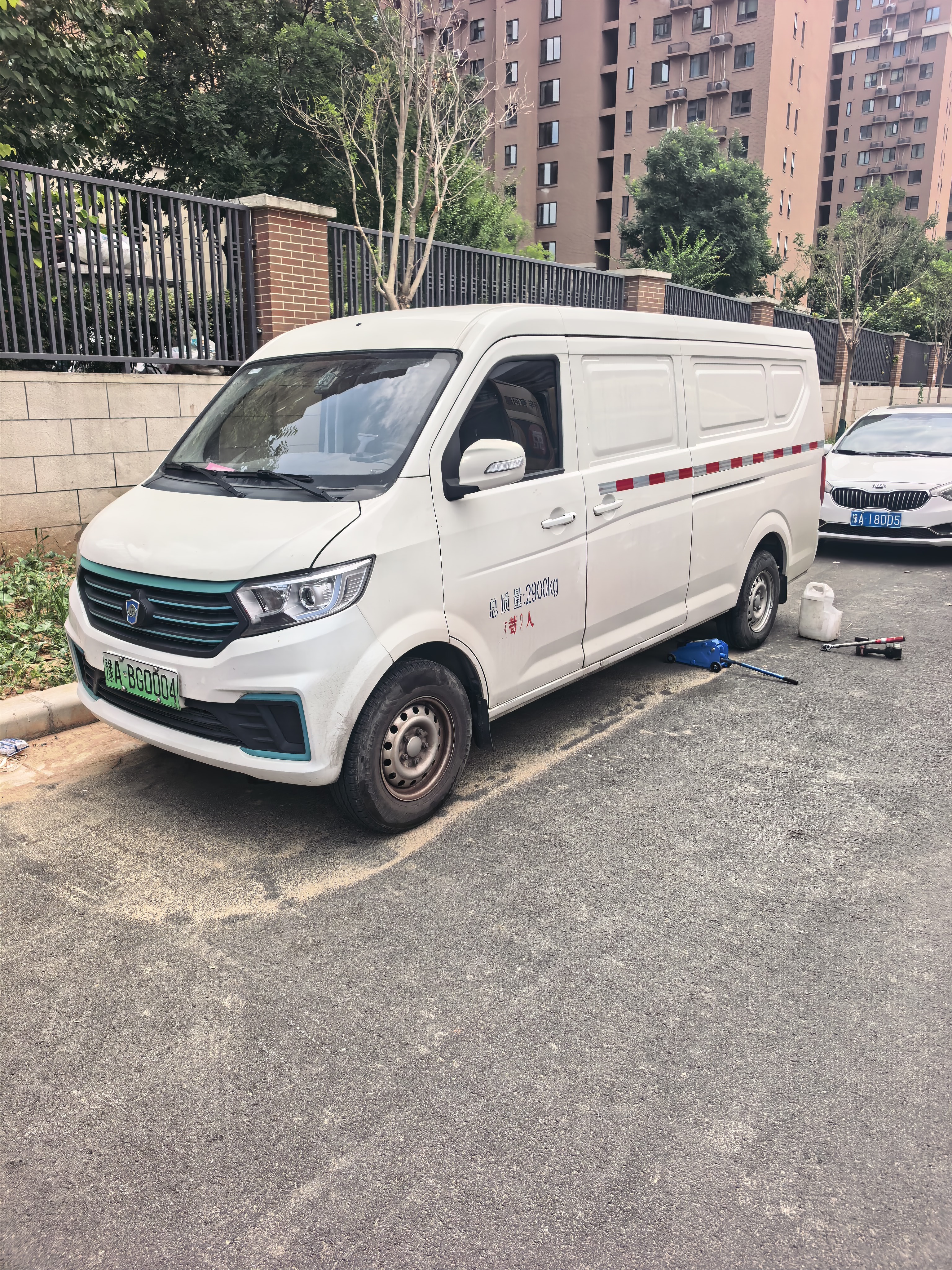 兔师傅郑州小区路边轮胎扎钉漏气救援(图1)