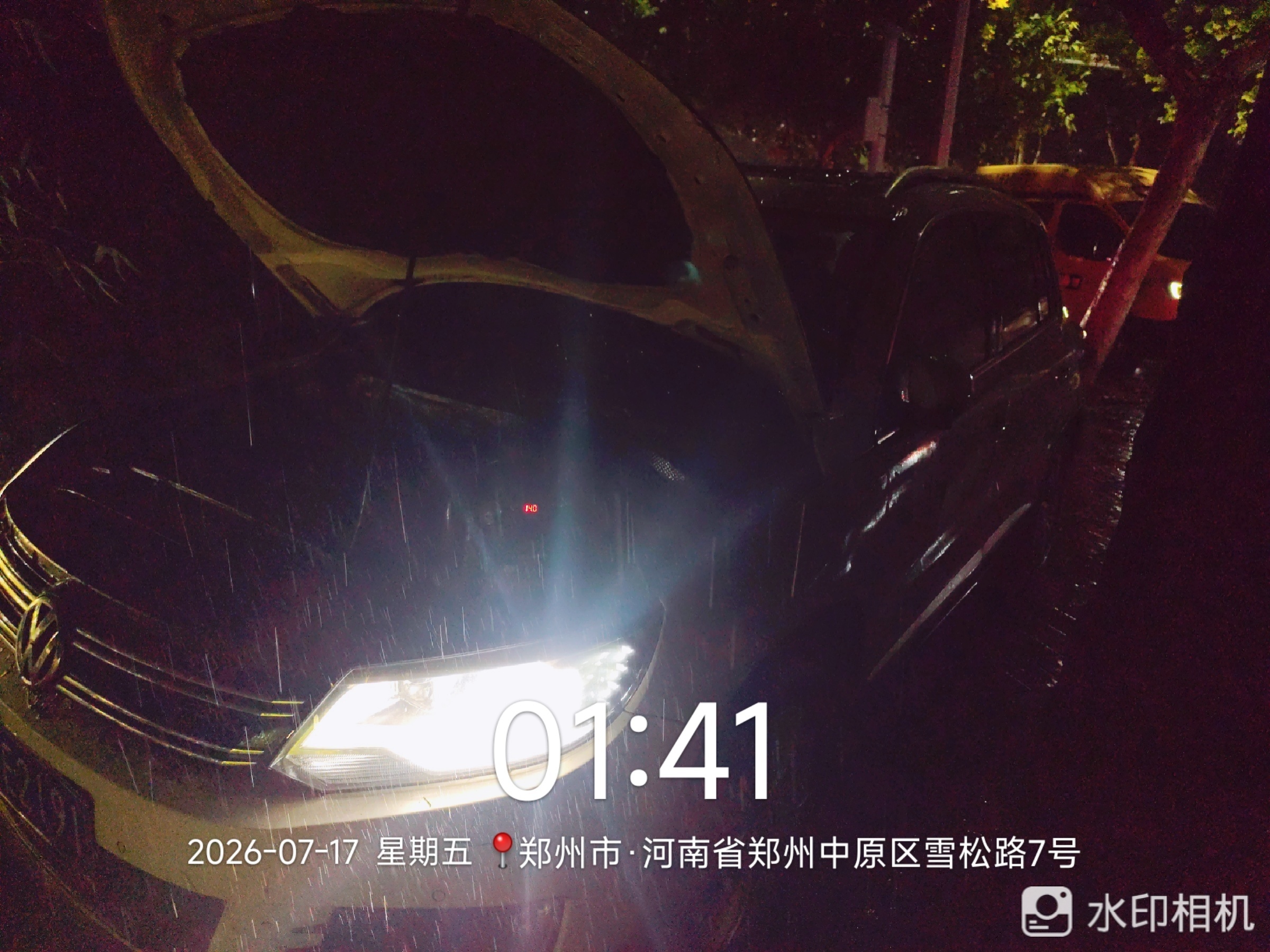 兔师傅郑州中原区雪松路深夜救援电瓶亏电(图1)