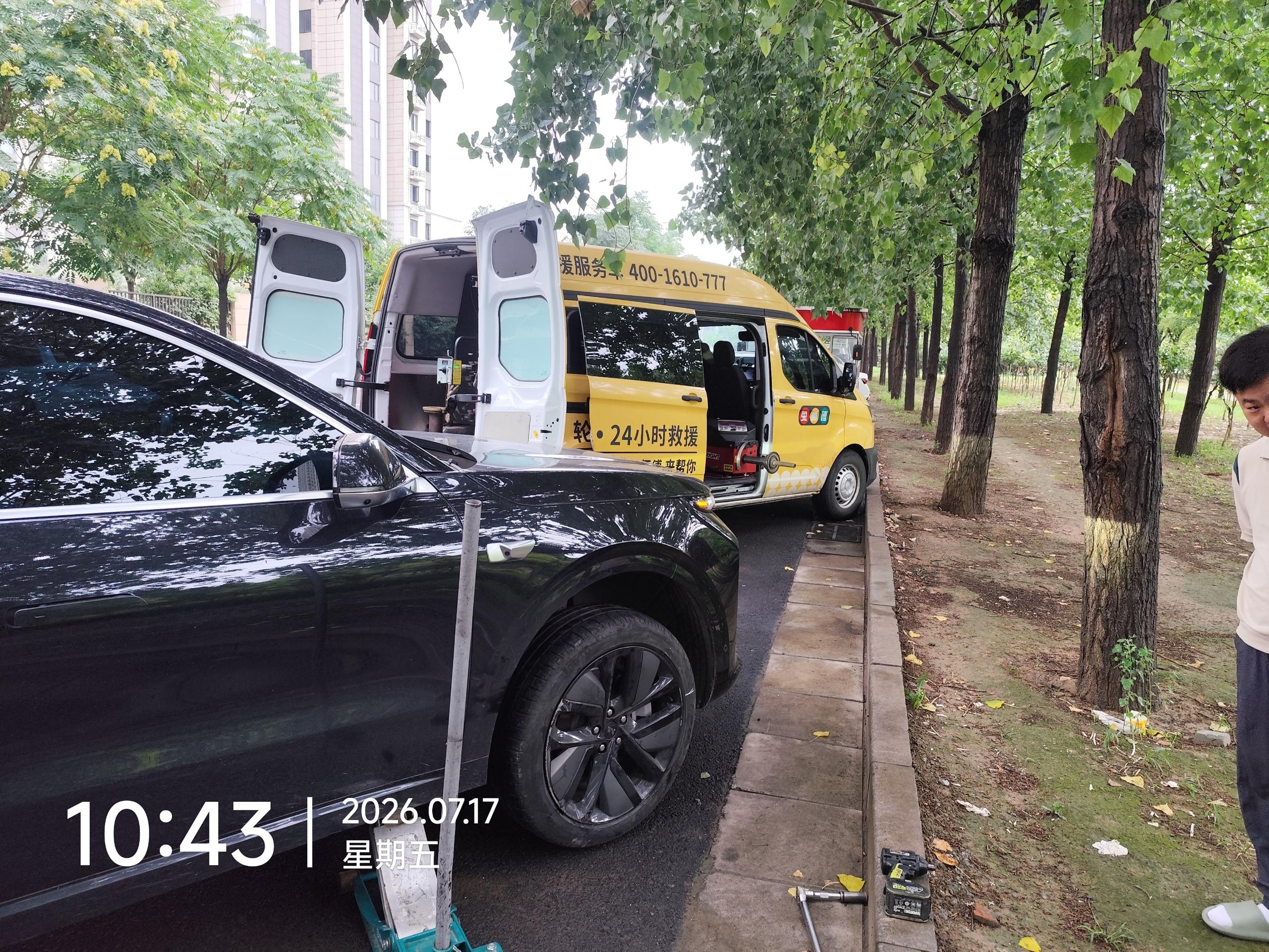 兔师傅郑州路边轮胎扎钉漏气救援(图1)