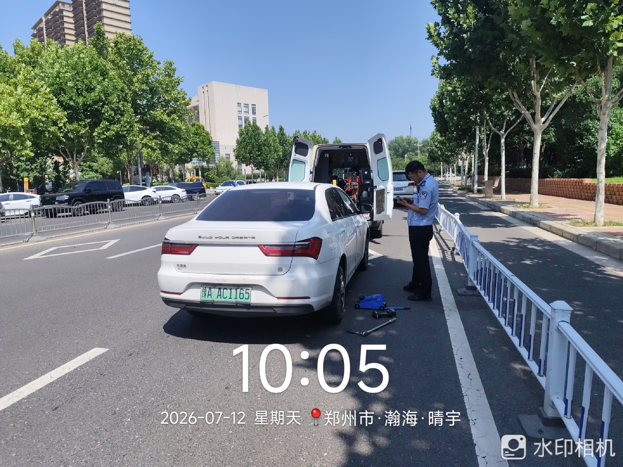 兔师傅郑州瀚海晴宇路段轮胎扎钉漏气救援(图1)