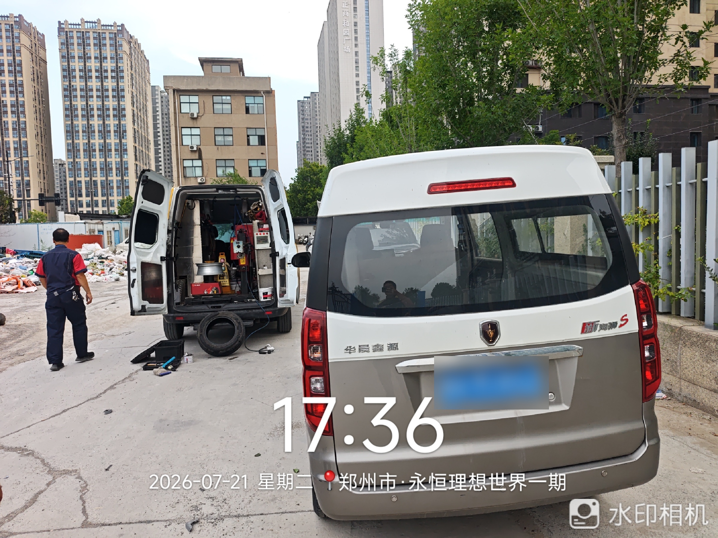 兔师傅郑州永恒理想世界轮胎扎钉漏气救援(图1)
