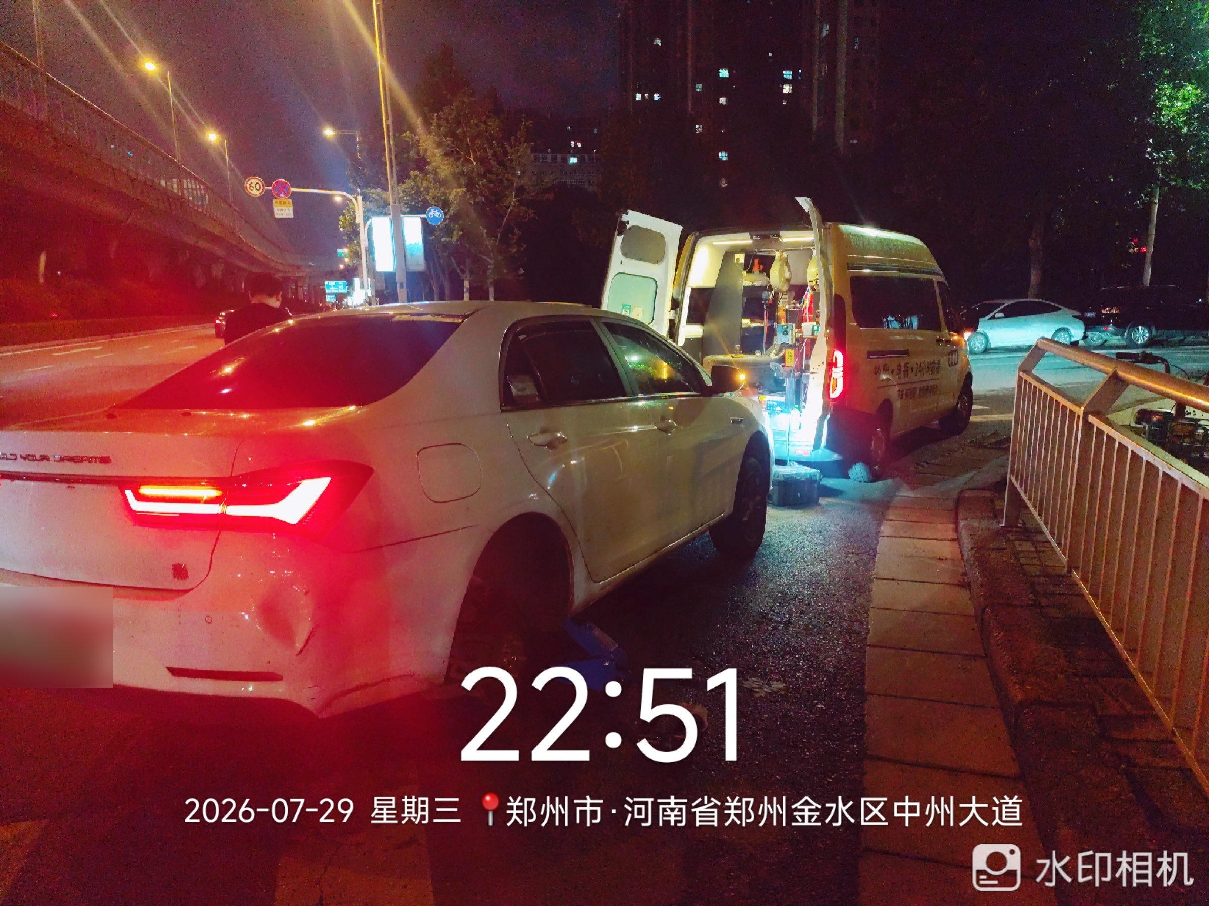 兔师傅郑州金水区中州大道夜间救援爆胎轿车(图1)