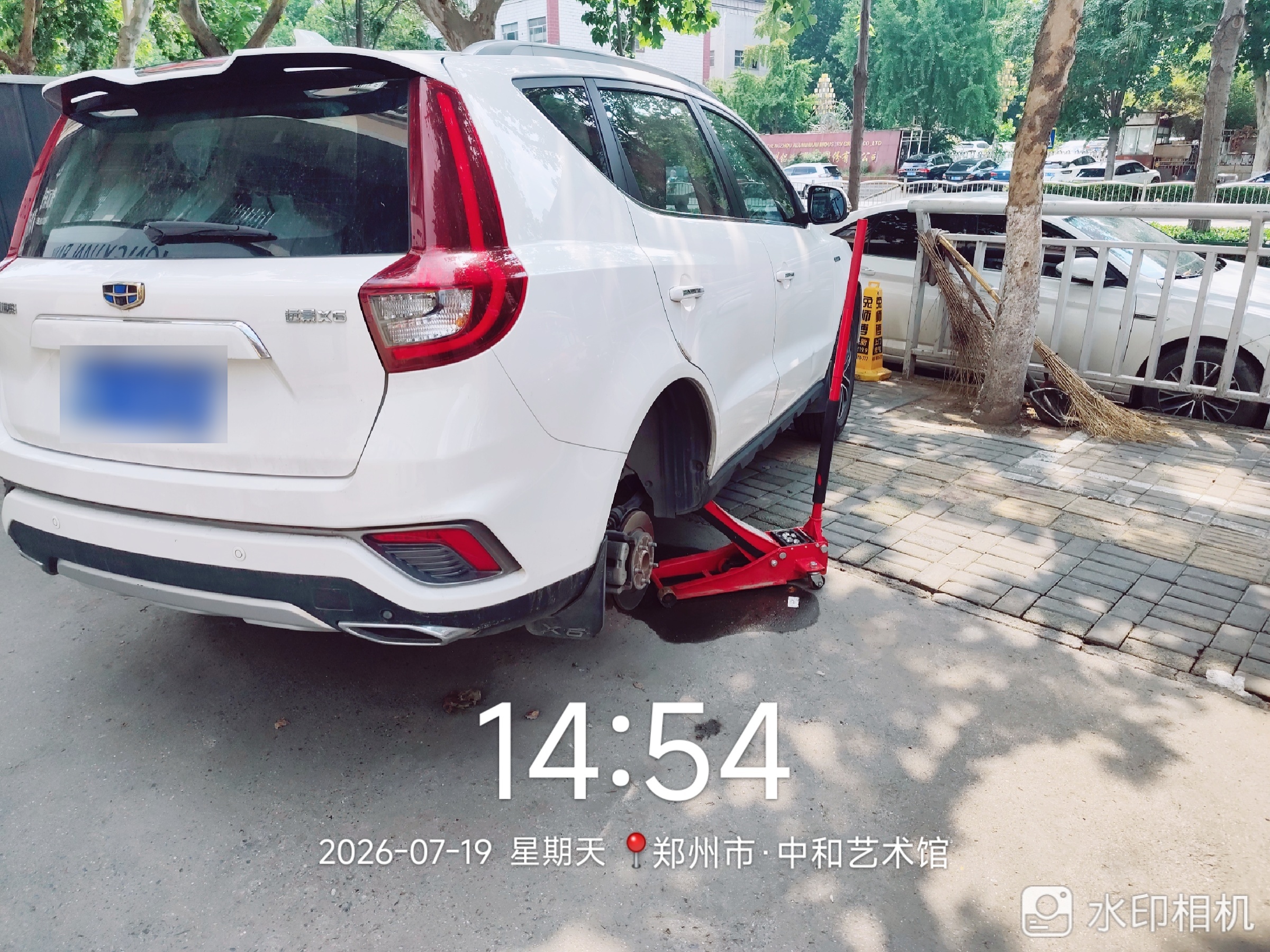 兔师傅郑州中和艺术馆轮胎爆胎救援(图1)