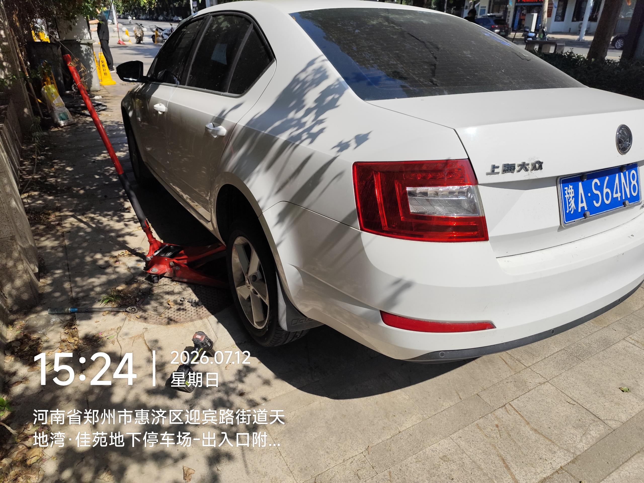 兔师傅郑州惠济区天地湾佳苑轮胎扎钉漏气救援(图1)