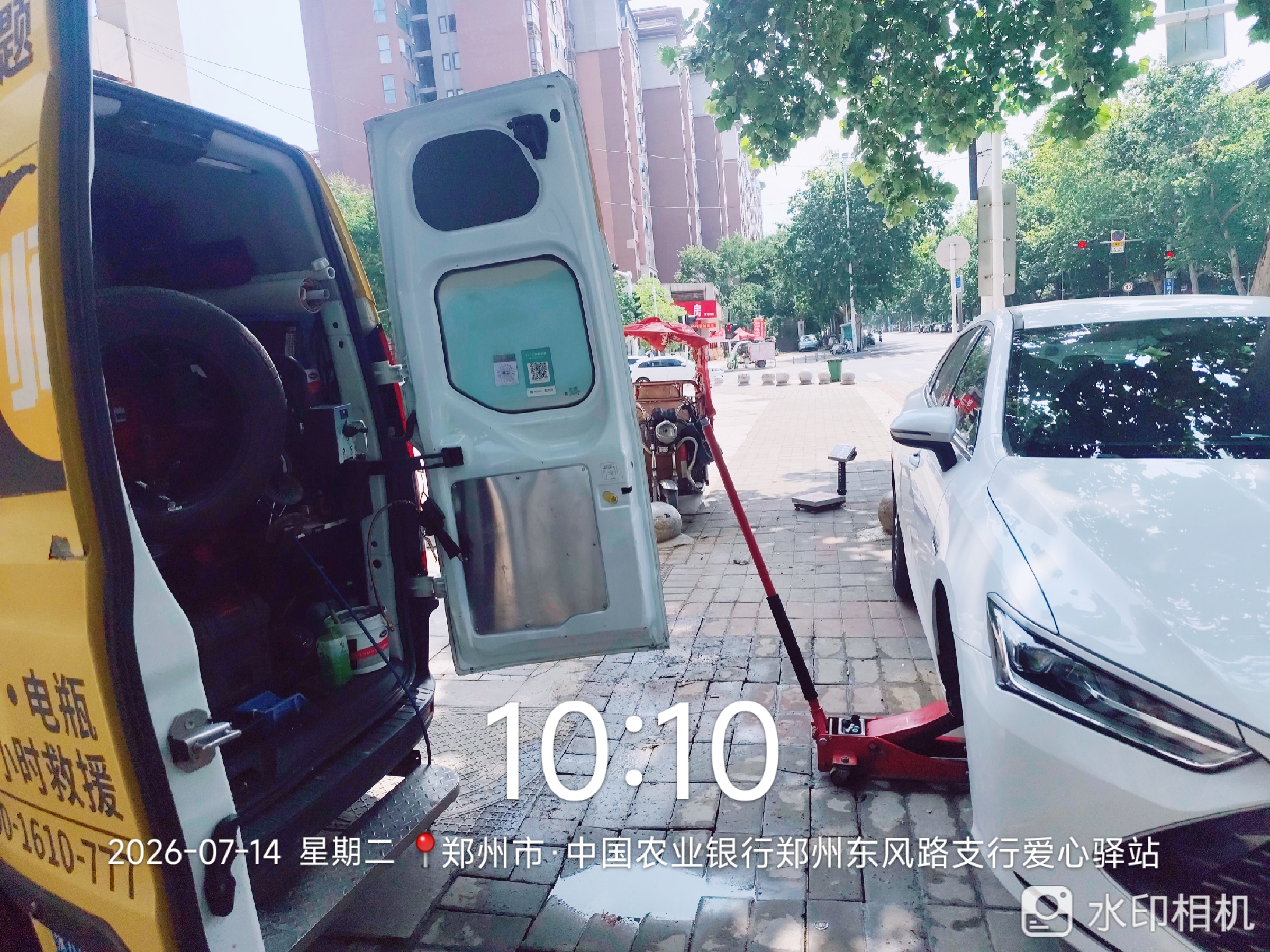 兔师傅郑州东风路轮胎扎钉漏气救援(图1)