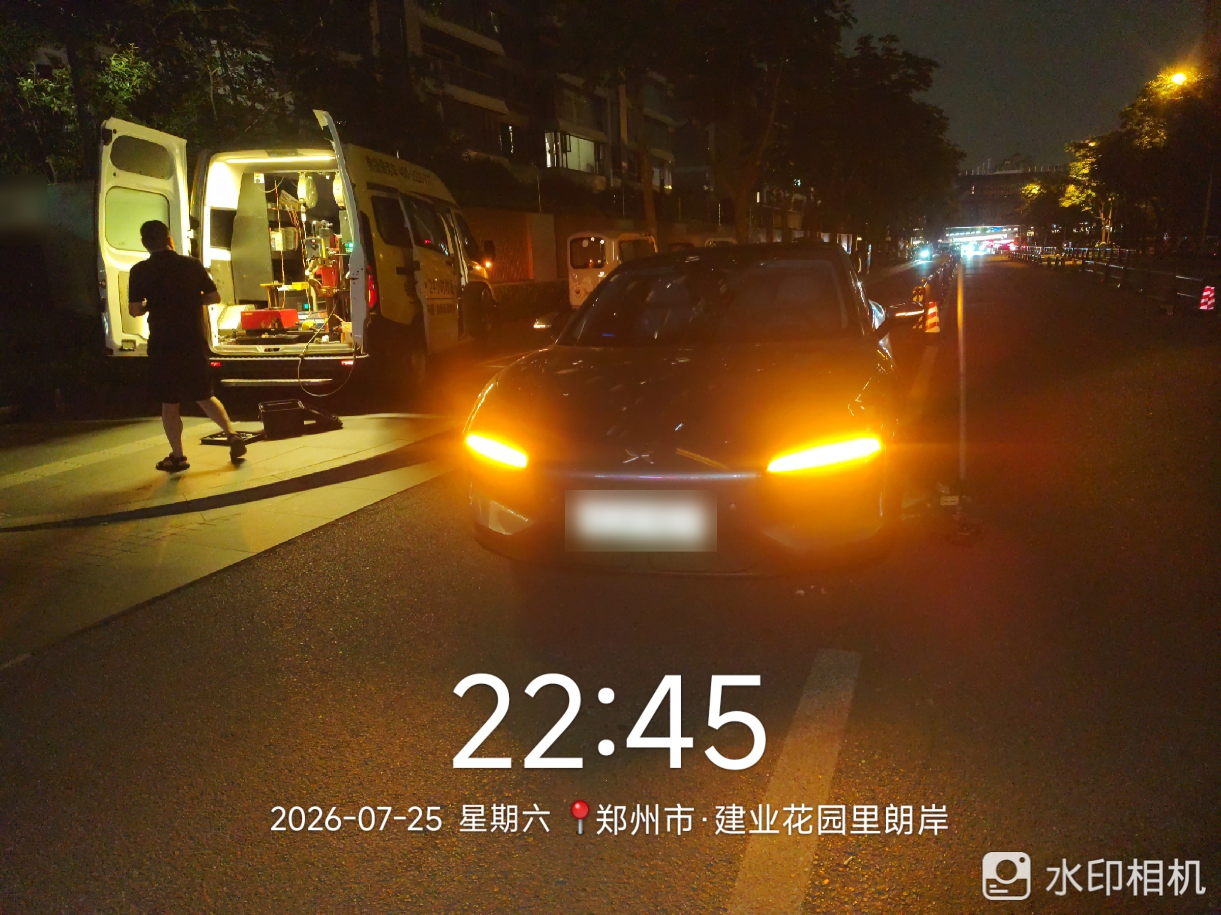 兔师傅郑州建业花园里朗岸深夜救援轮胎扎钉漏气(图1)